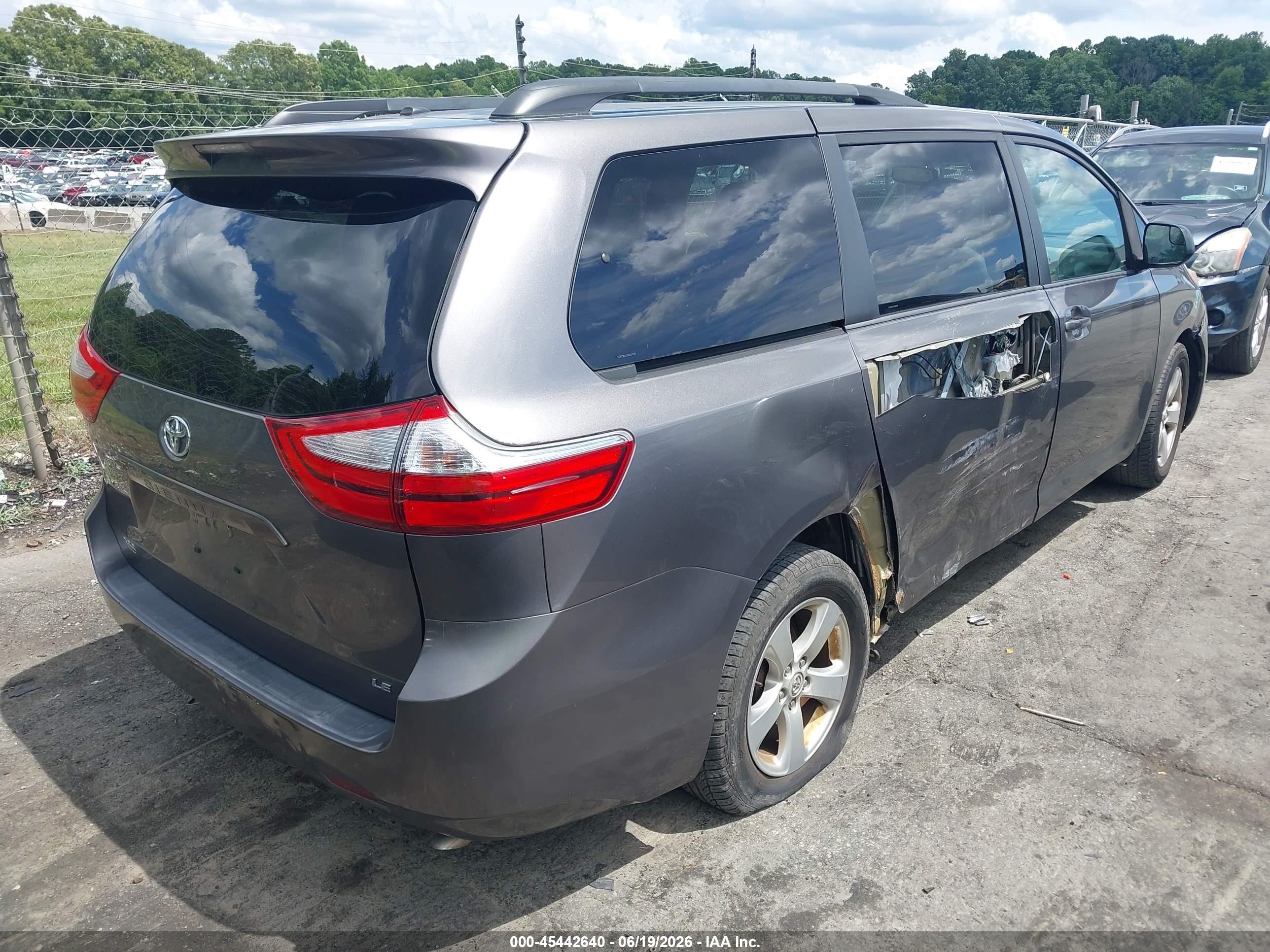 2015 Toyota Sienna Le 8 Passenger Серый vin: 5TDKK3DC1FS624503