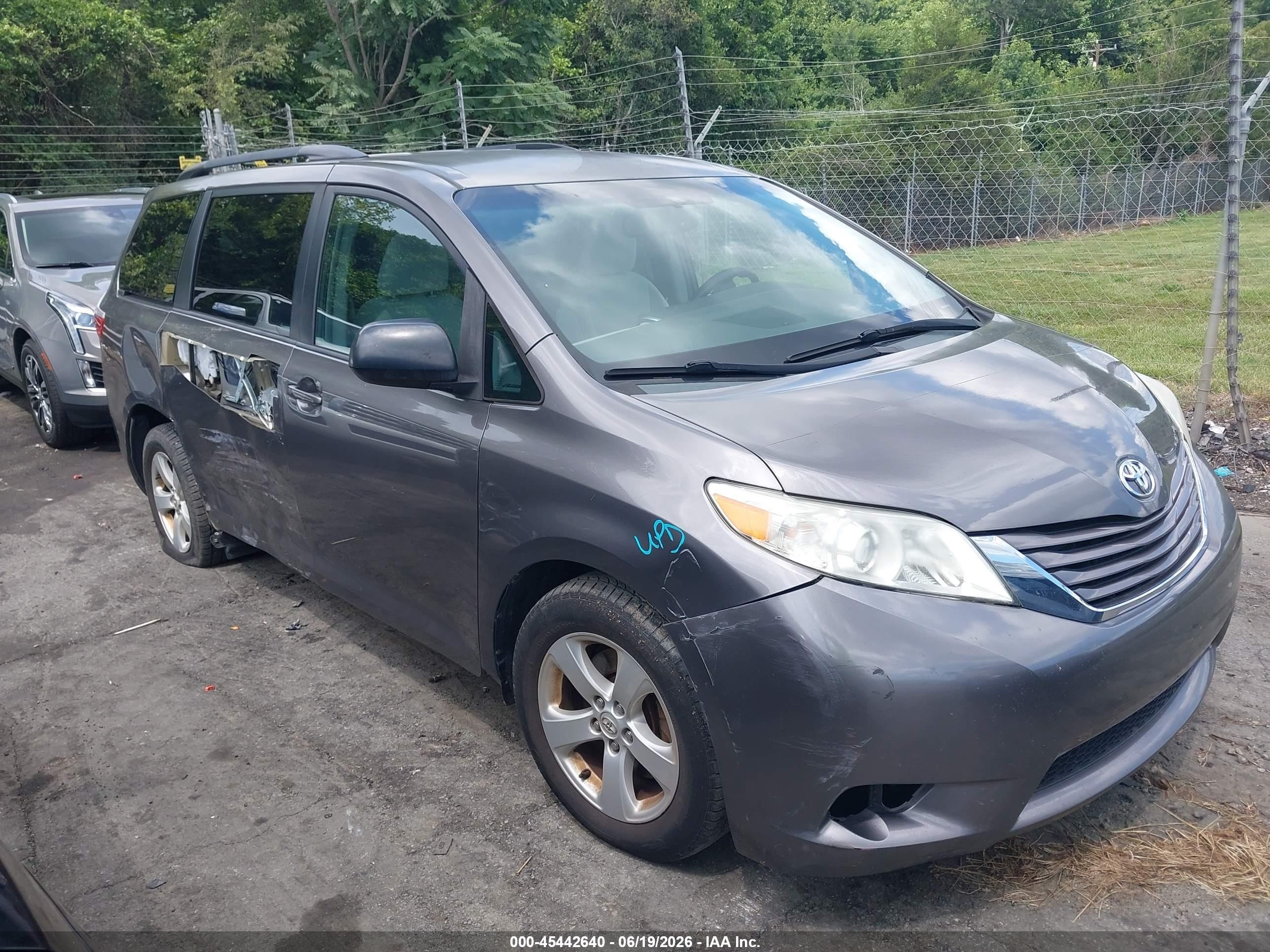 2015 Toyota Sienna Le 8 Passenger Gray vin: 5TDKK3DC1FS624503