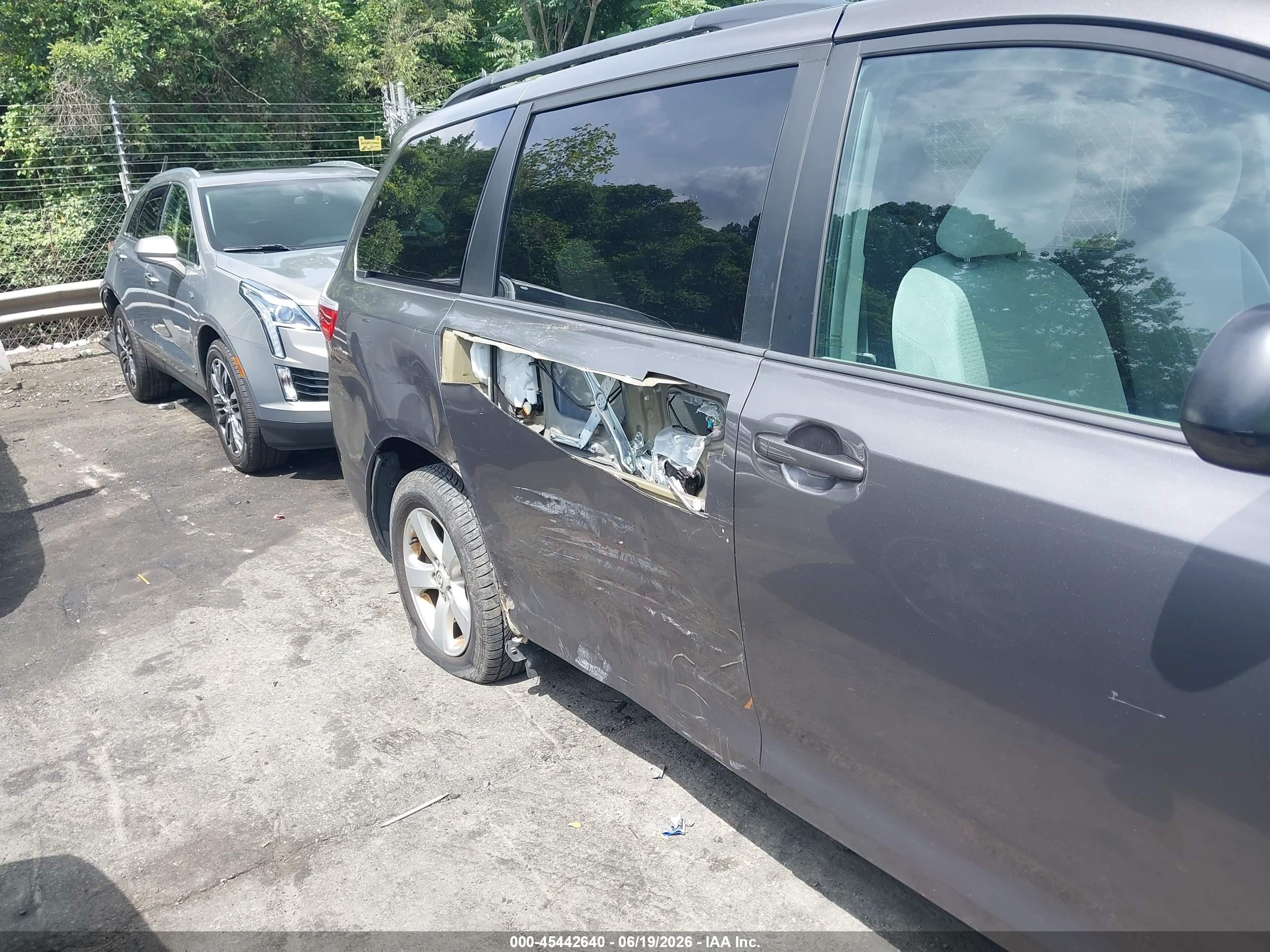2015 Toyota Sienna Le 8 Passenger Серый vin: 5TDKK3DC1FS624503