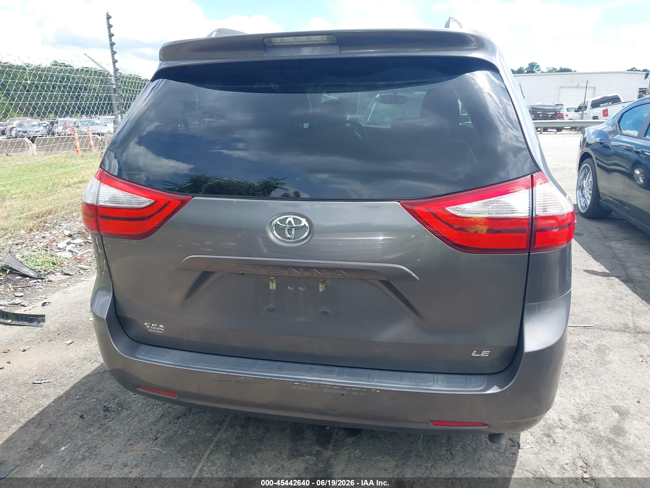 2015 Toyota Sienna Le 8 Passenger Серый vin: 5TDKK3DC1FS624503