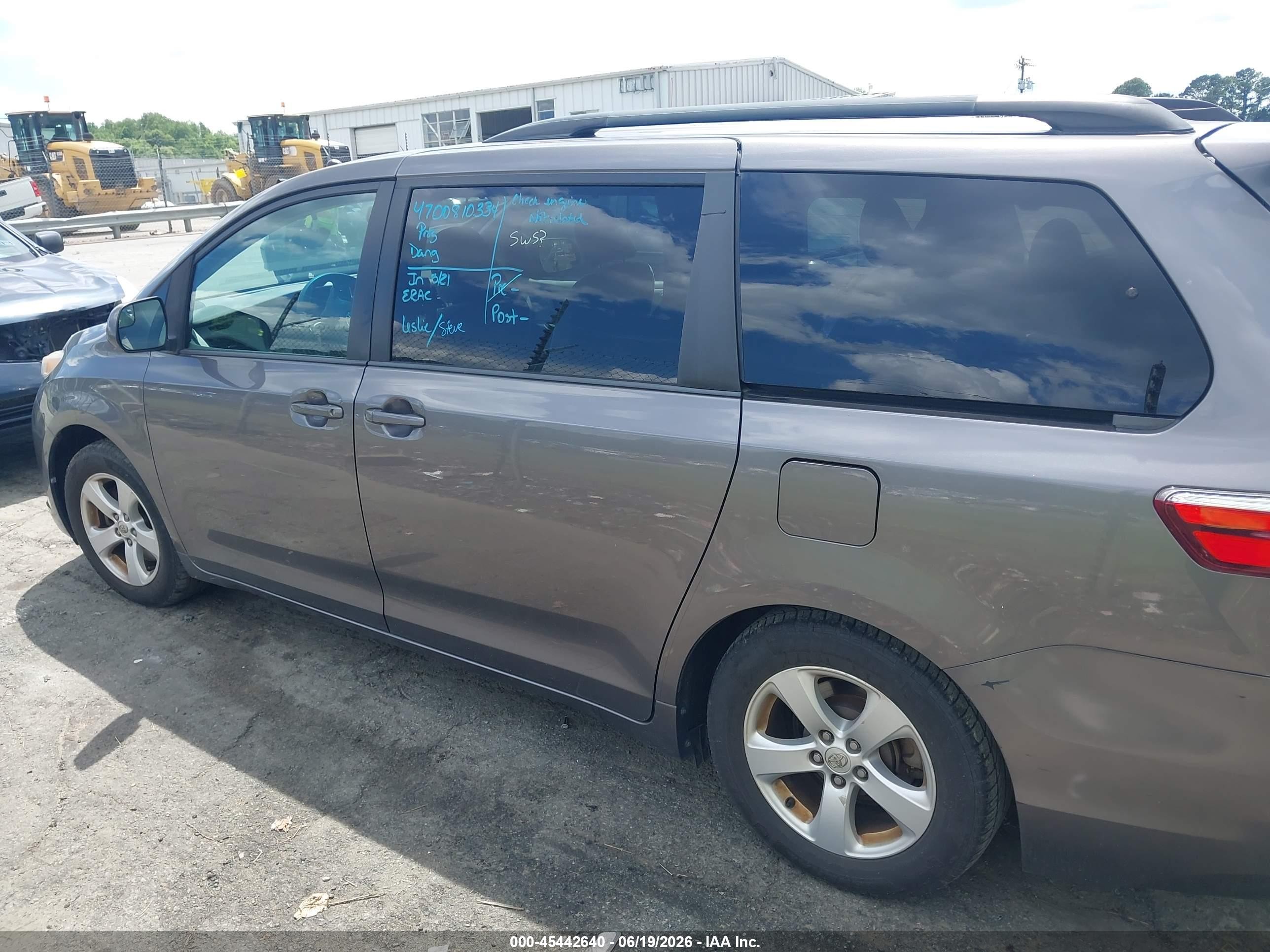 2015 Toyota Sienna Le 8 Passenger Серый vin: 5TDKK3DC1FS624503