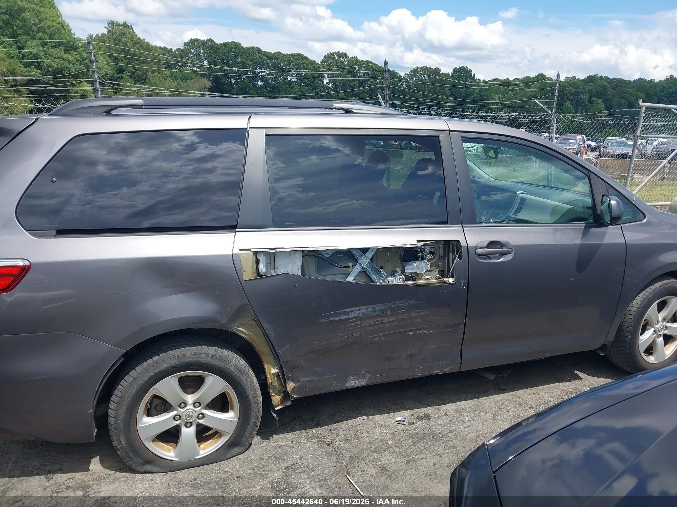 2015 Toyota Sienna Le 8 Passenger Серый vin: 5TDKK3DC1FS624503