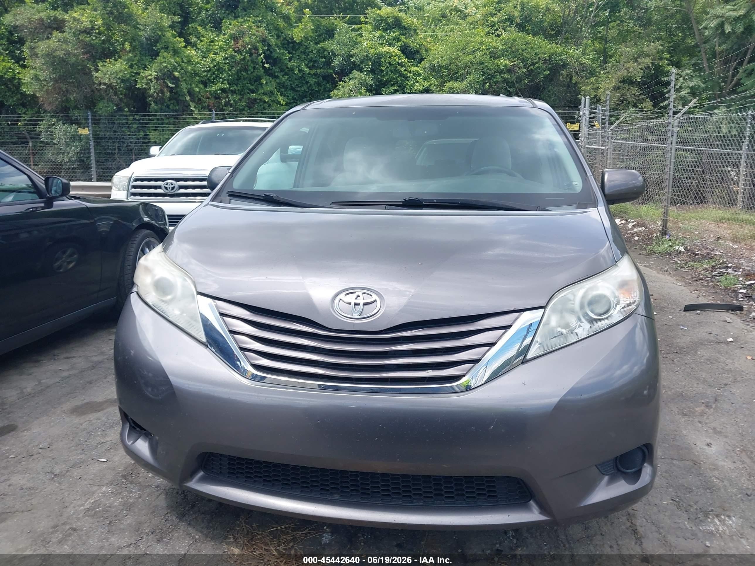 2015 Toyota Sienna Le 8 Passenger Серый vin: 5TDKK3DC1FS624503