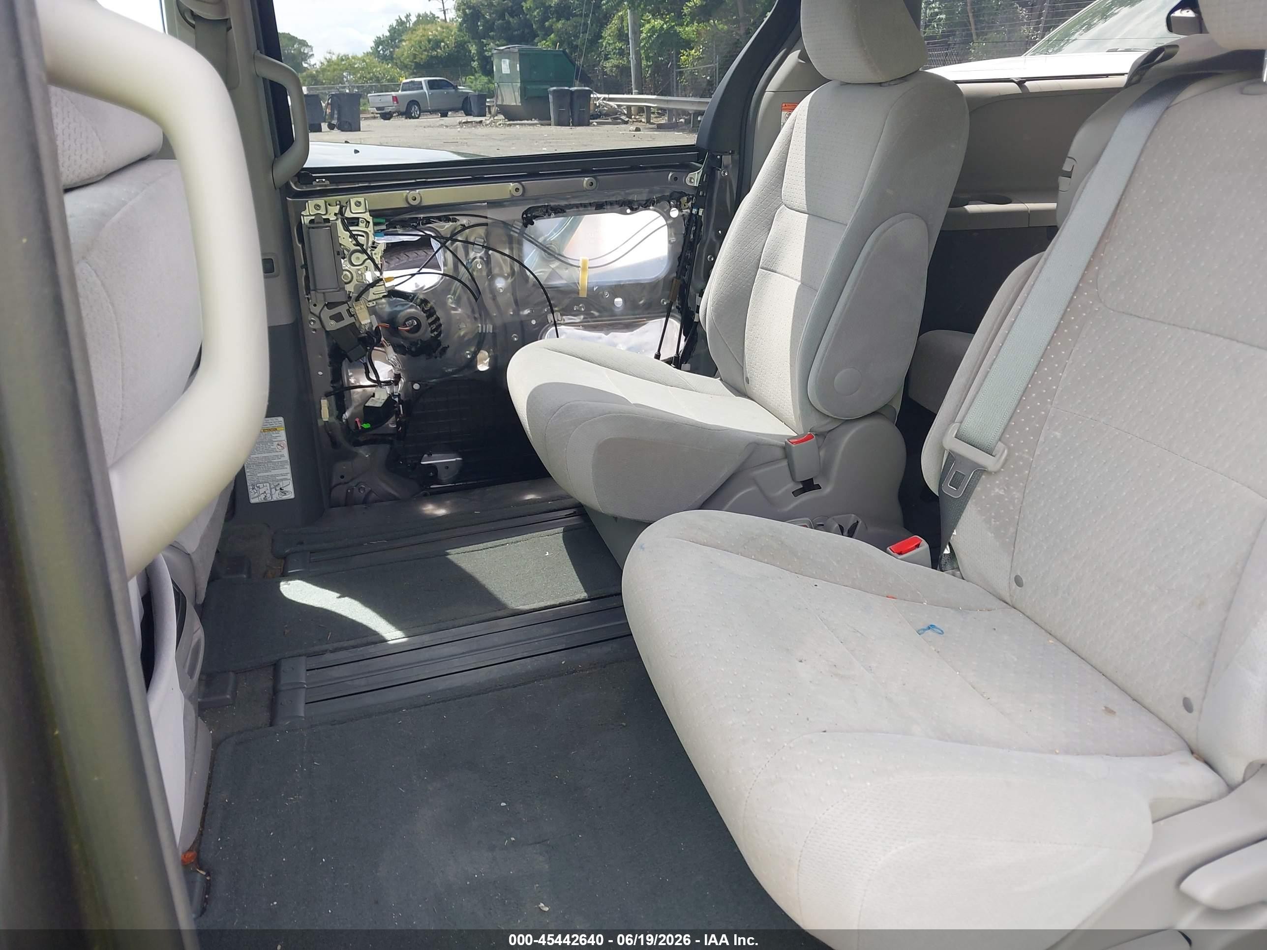 2015 Toyota Sienna Le 8 Passenger Серый vin: 5TDKK3DC1FS624503