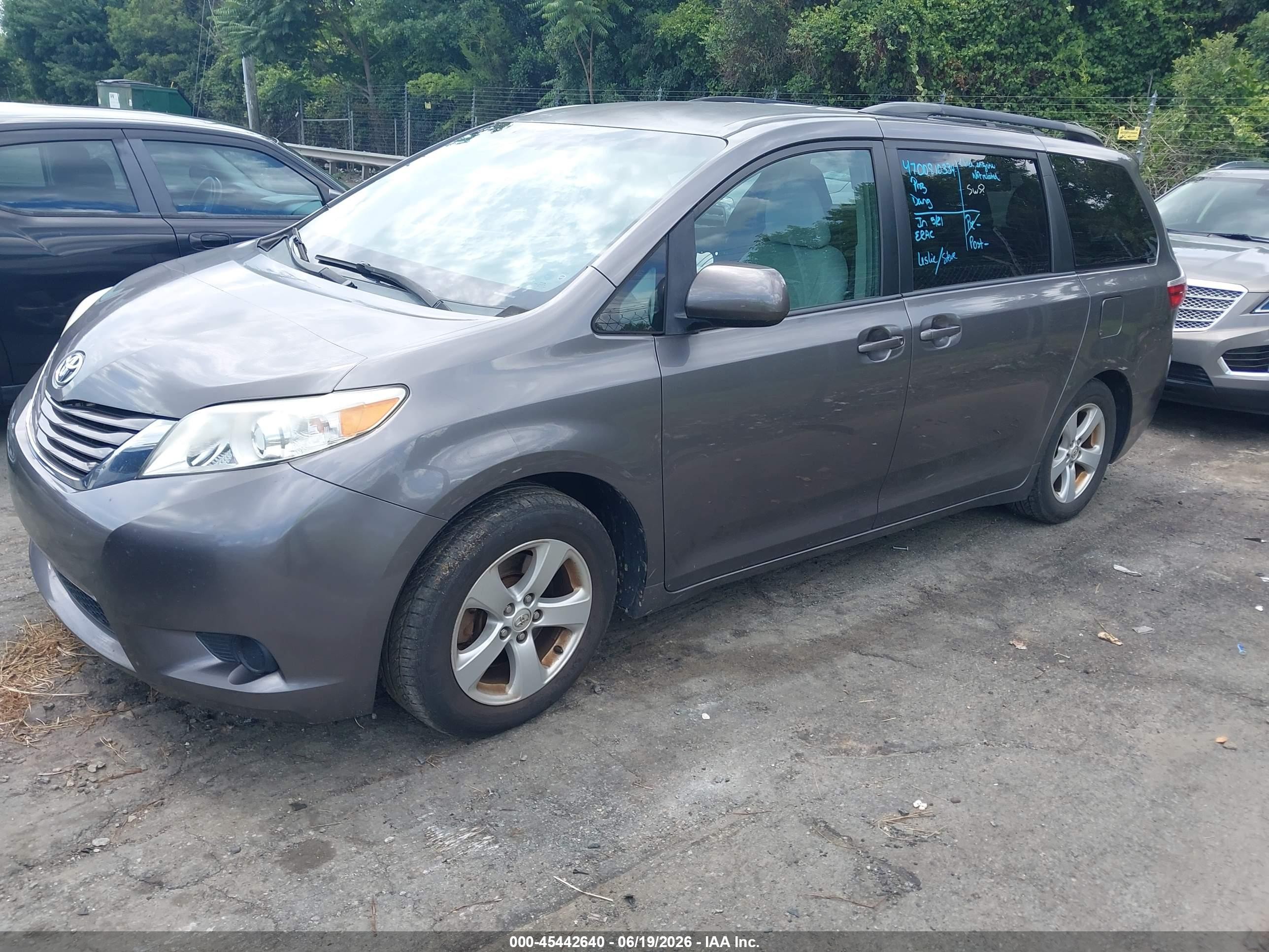 2015 Toyota Sienna Le 8 Passenger Серый vin: 5TDKK3DC1FS624503