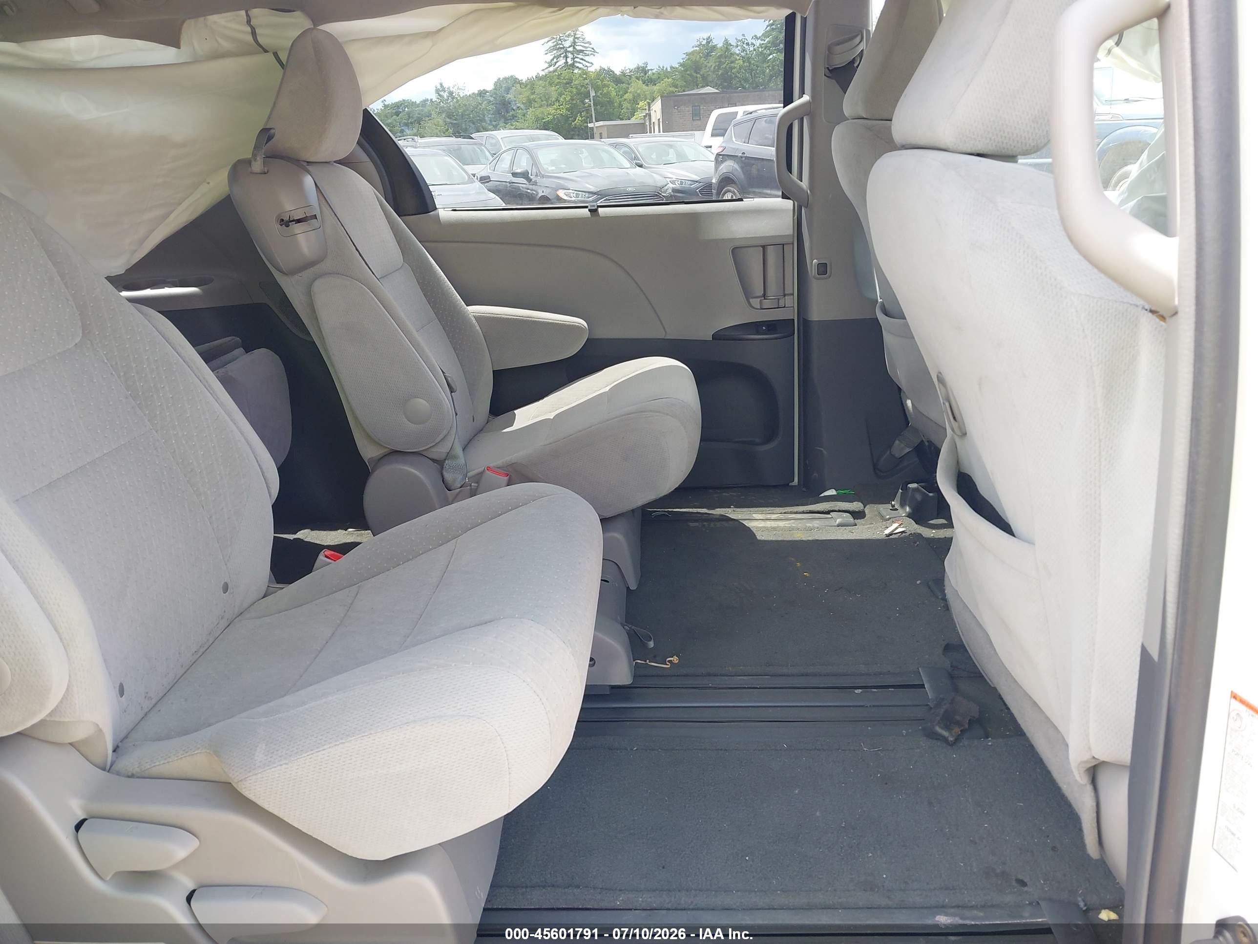 2015 Toyota Sienna Le 8 Passenger White vin: 5TDKK3DC1FS665455