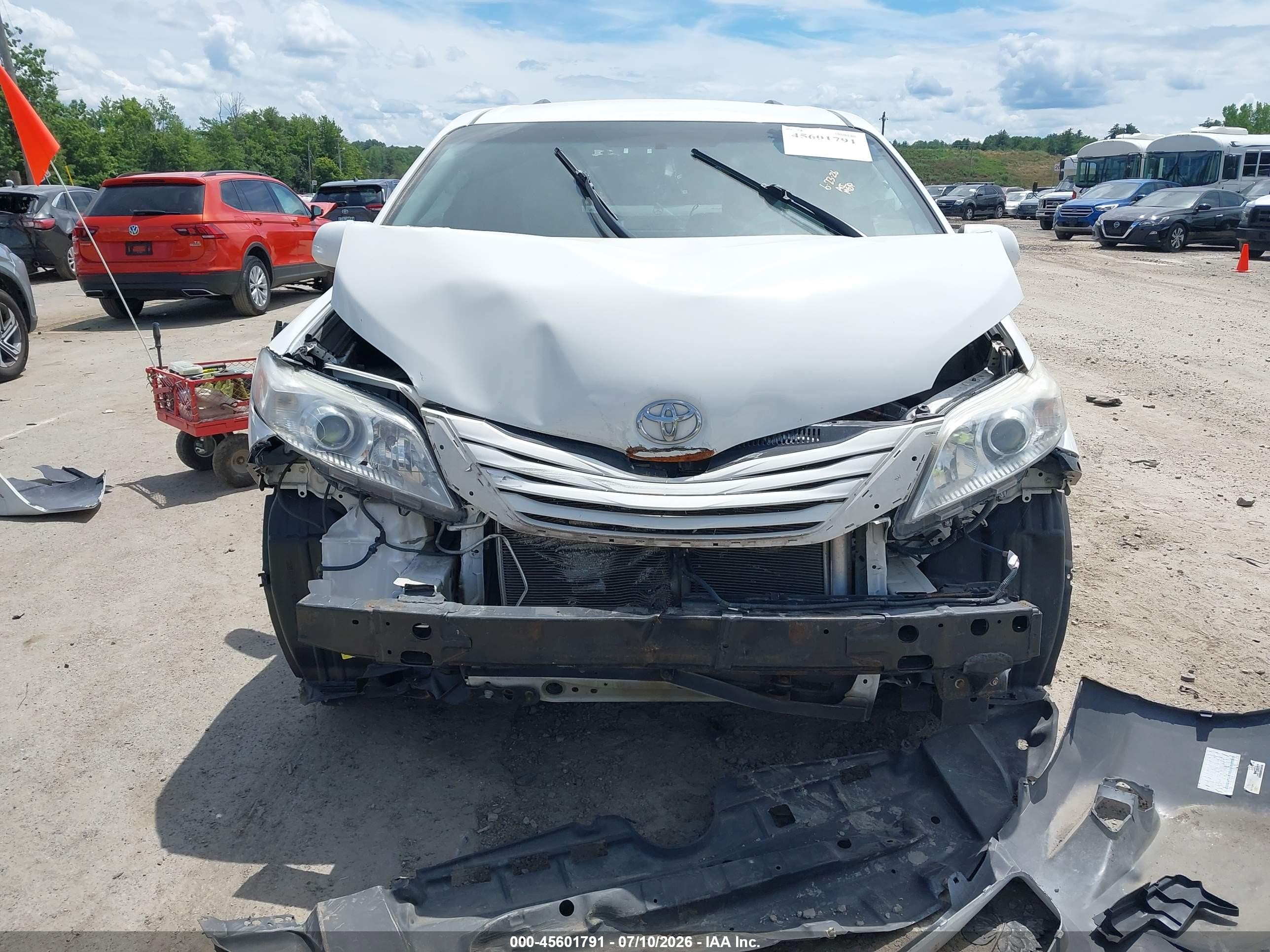 2015 Toyota Sienna Le 8 Passenger White vin: 5TDKK3DC1FS665455