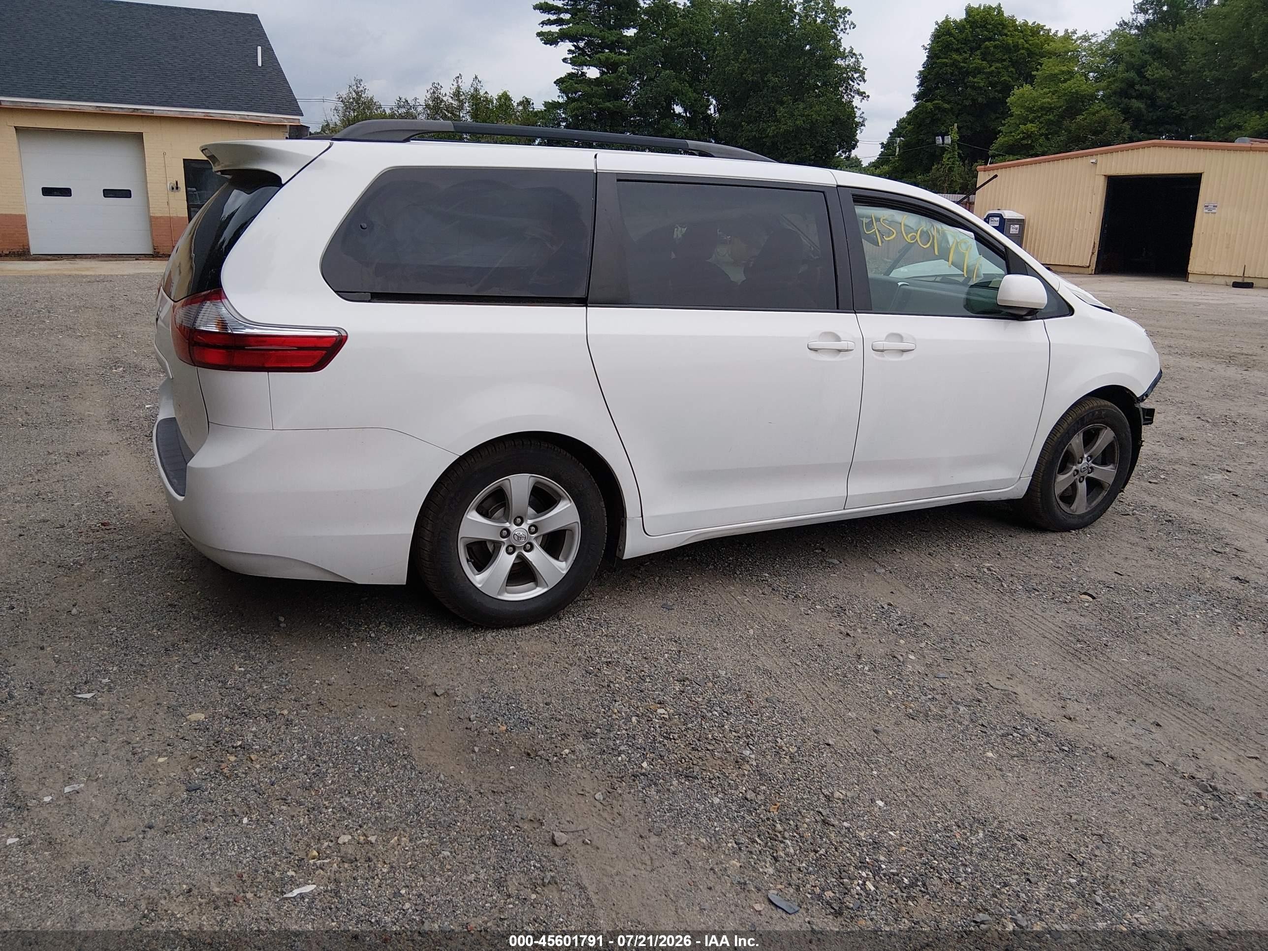 2015 Toyota Sienna Le 8 Passenger White vin: 5TDKK3DC1FS665455