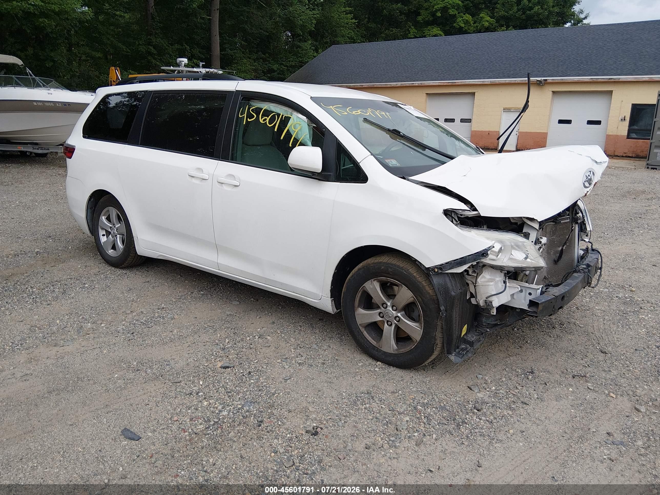 2015 Toyota Sienna Le 8 Passenger White vin: 5TDKK3DC1FS665455