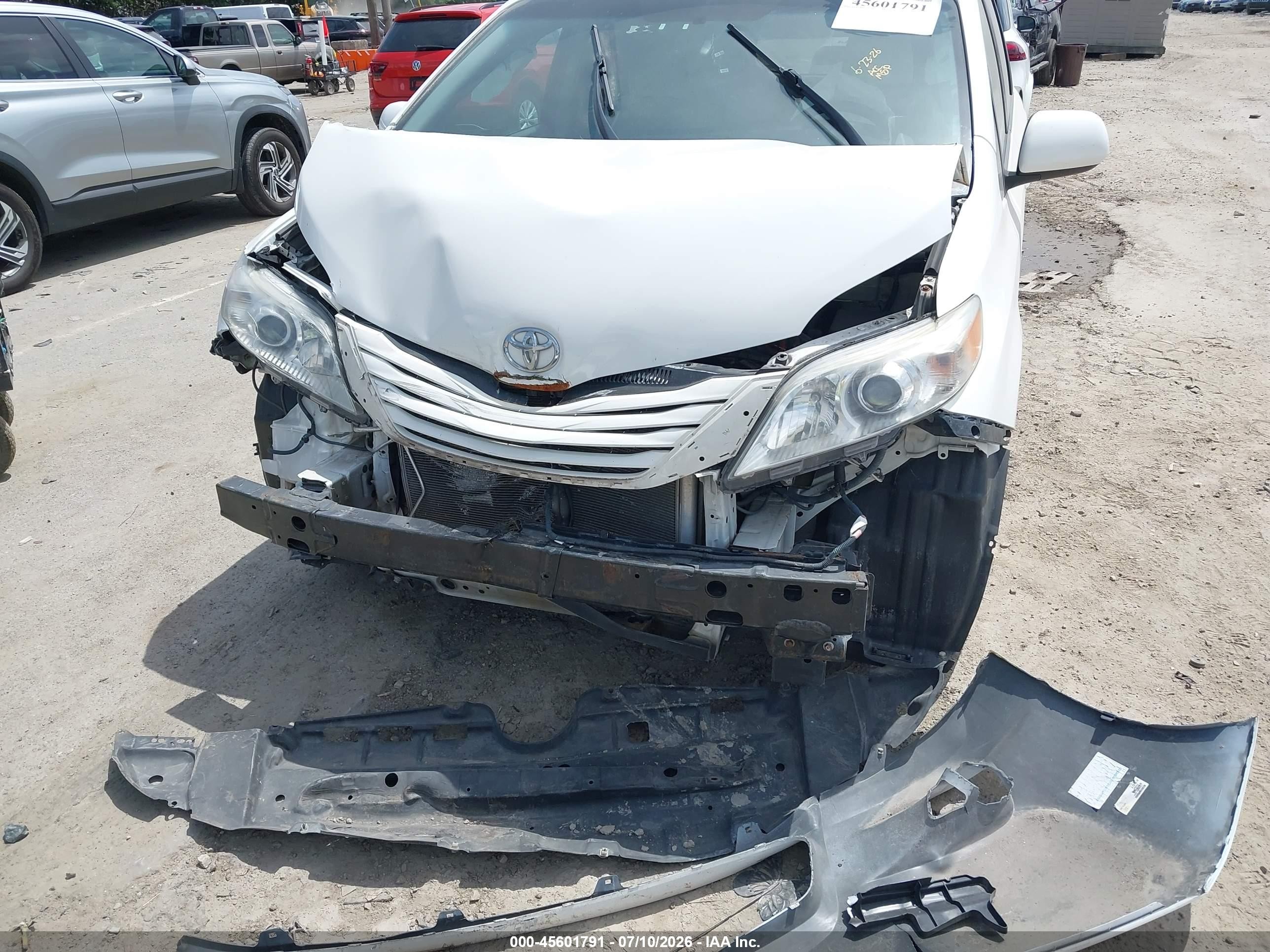 2015 Toyota Sienna Le 8 Passenger White vin: 5TDKK3DC1FS665455