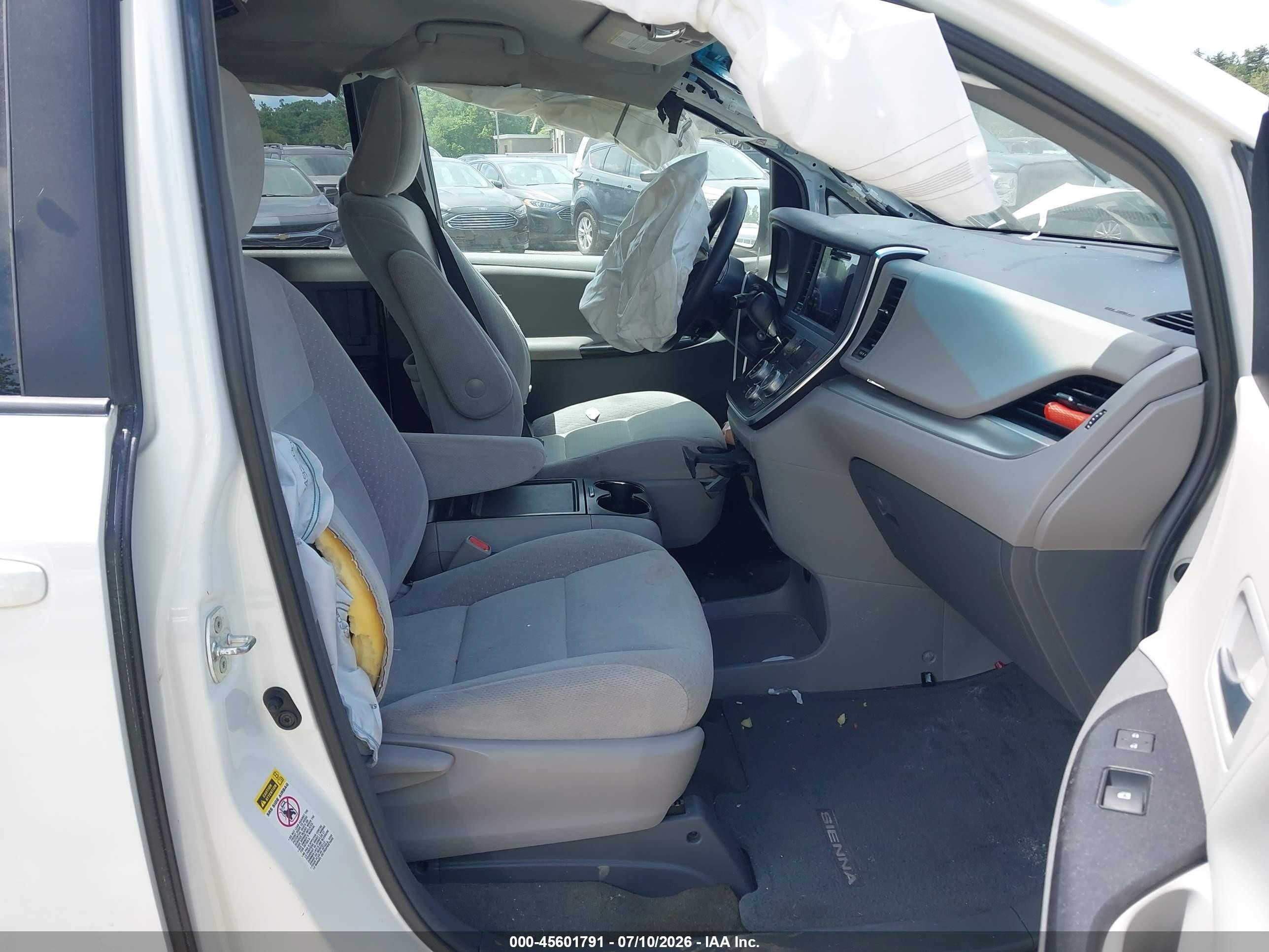 2015 Toyota Sienna Le 8 Passenger White vin: 5TDKK3DC1FS665455