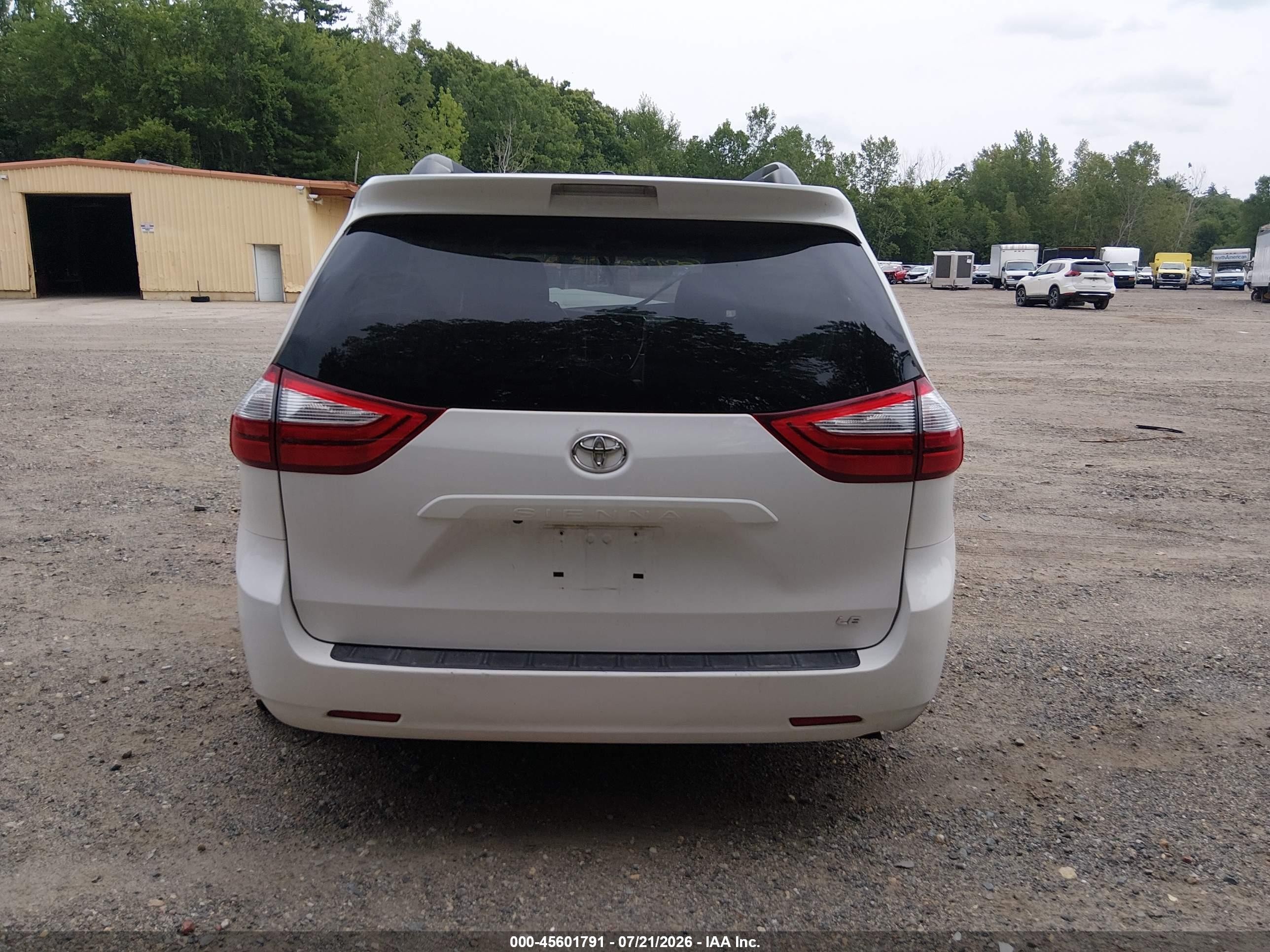 2015 Toyota Sienna Le 8 Passenger White vin: 5TDKK3DC1FS665455
