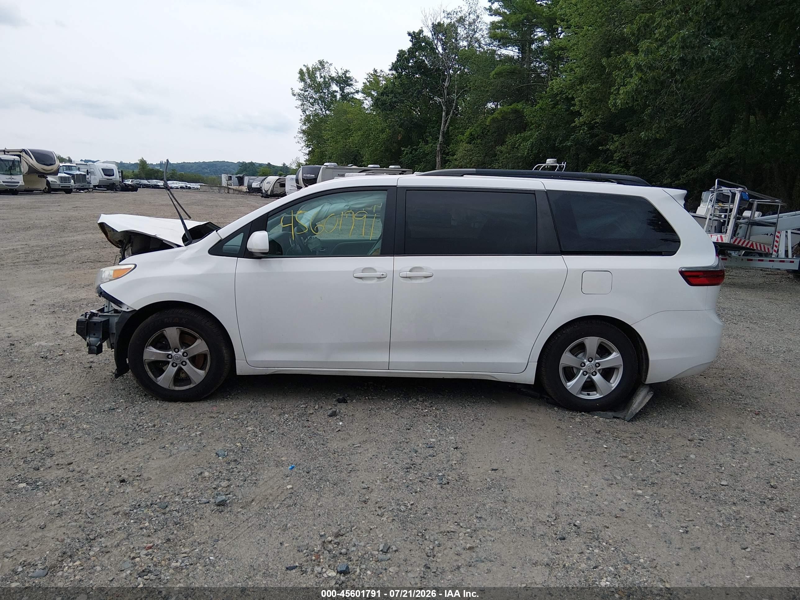 2015 Toyota Sienna Le 8 Passenger White vin: 5TDKK3DC1FS665455