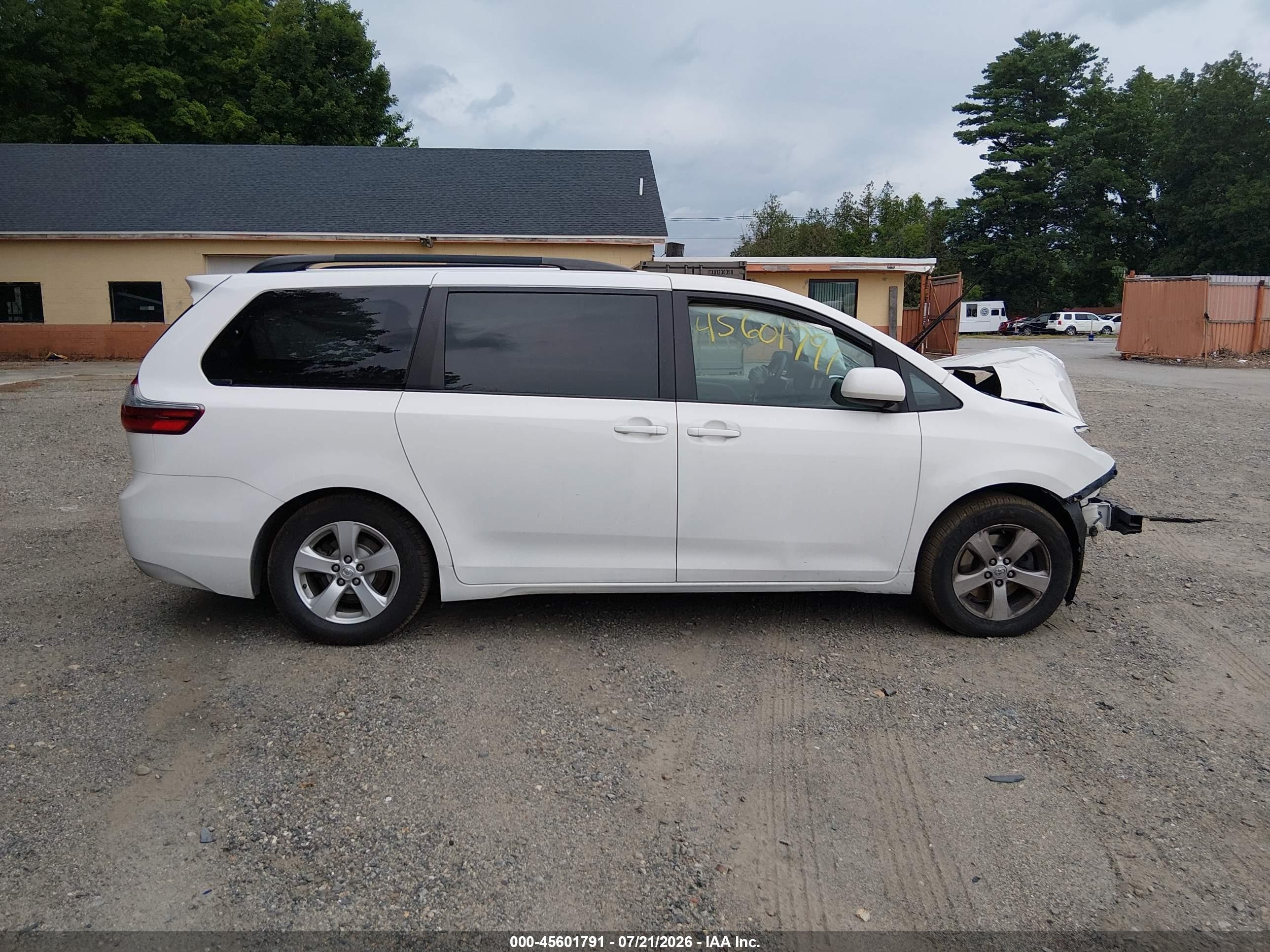 2015 Toyota Sienna Le 8 Passenger White vin: 5TDKK3DC1FS665455
