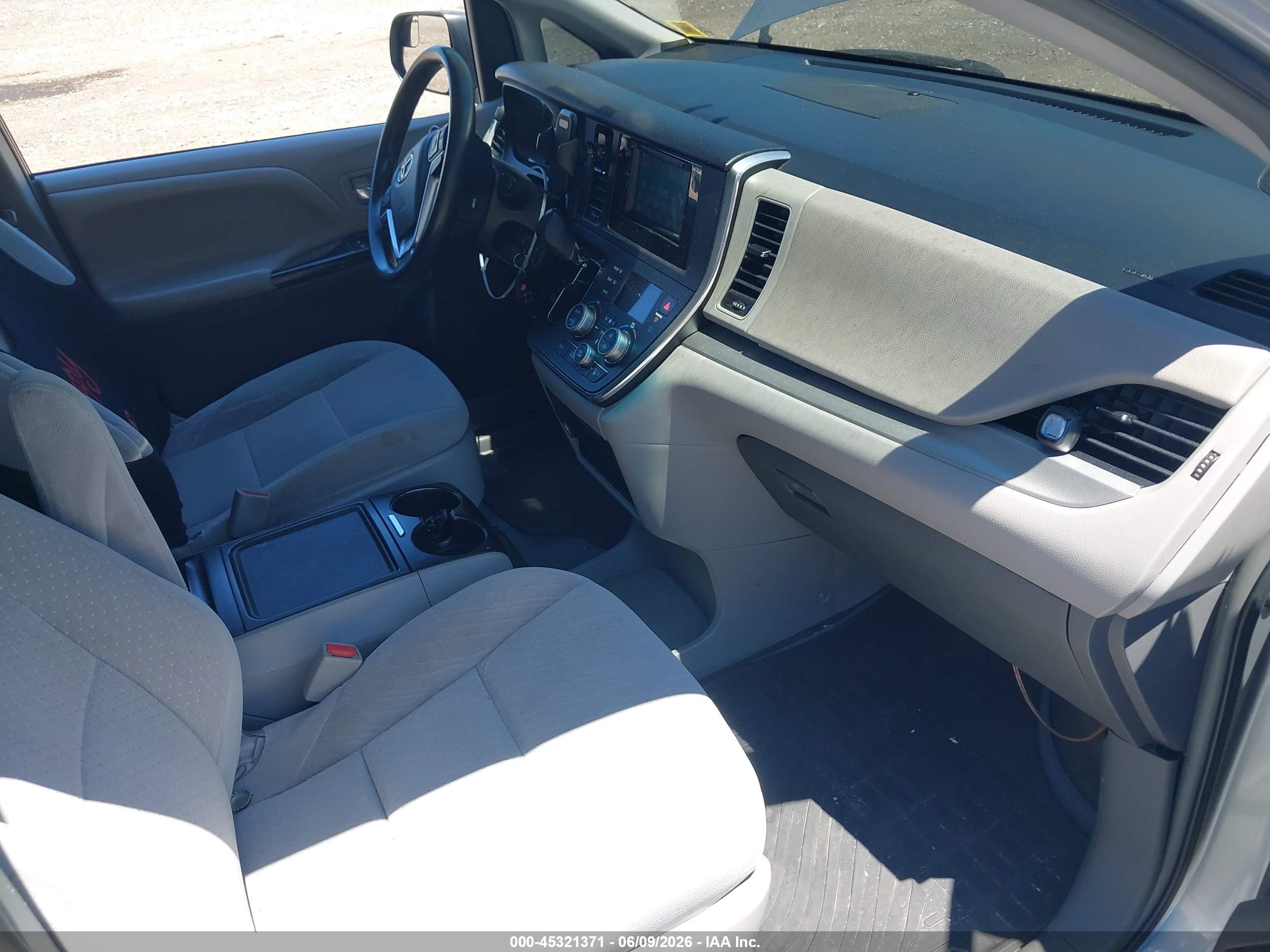 2016 Toyota Sienna Le 8 Passenger Черный vin: 5TDKK3DC1GS719743