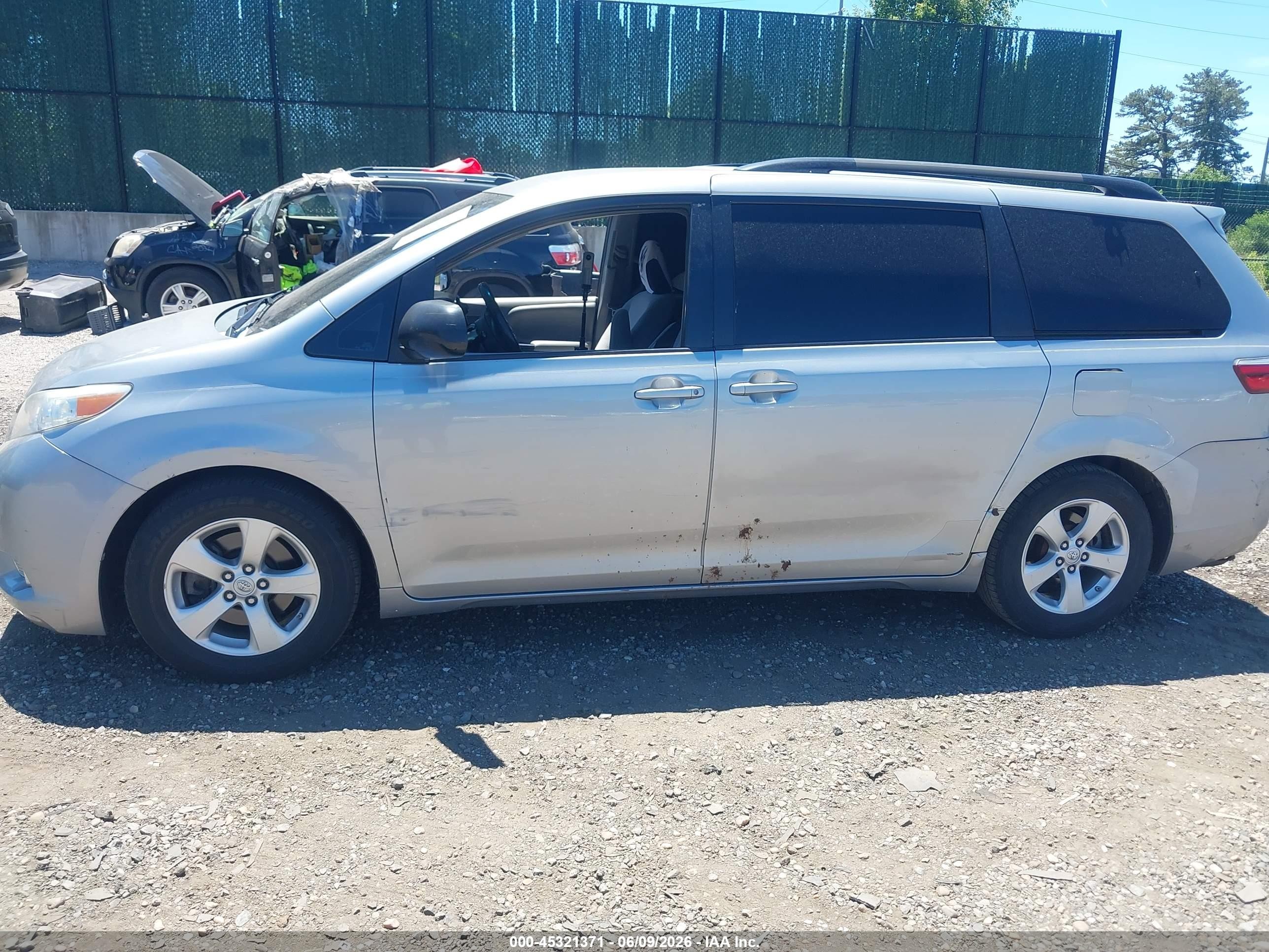 2016 Toyota Sienna Le 8 Passenger Черный vin: 5TDKK3DC1GS719743