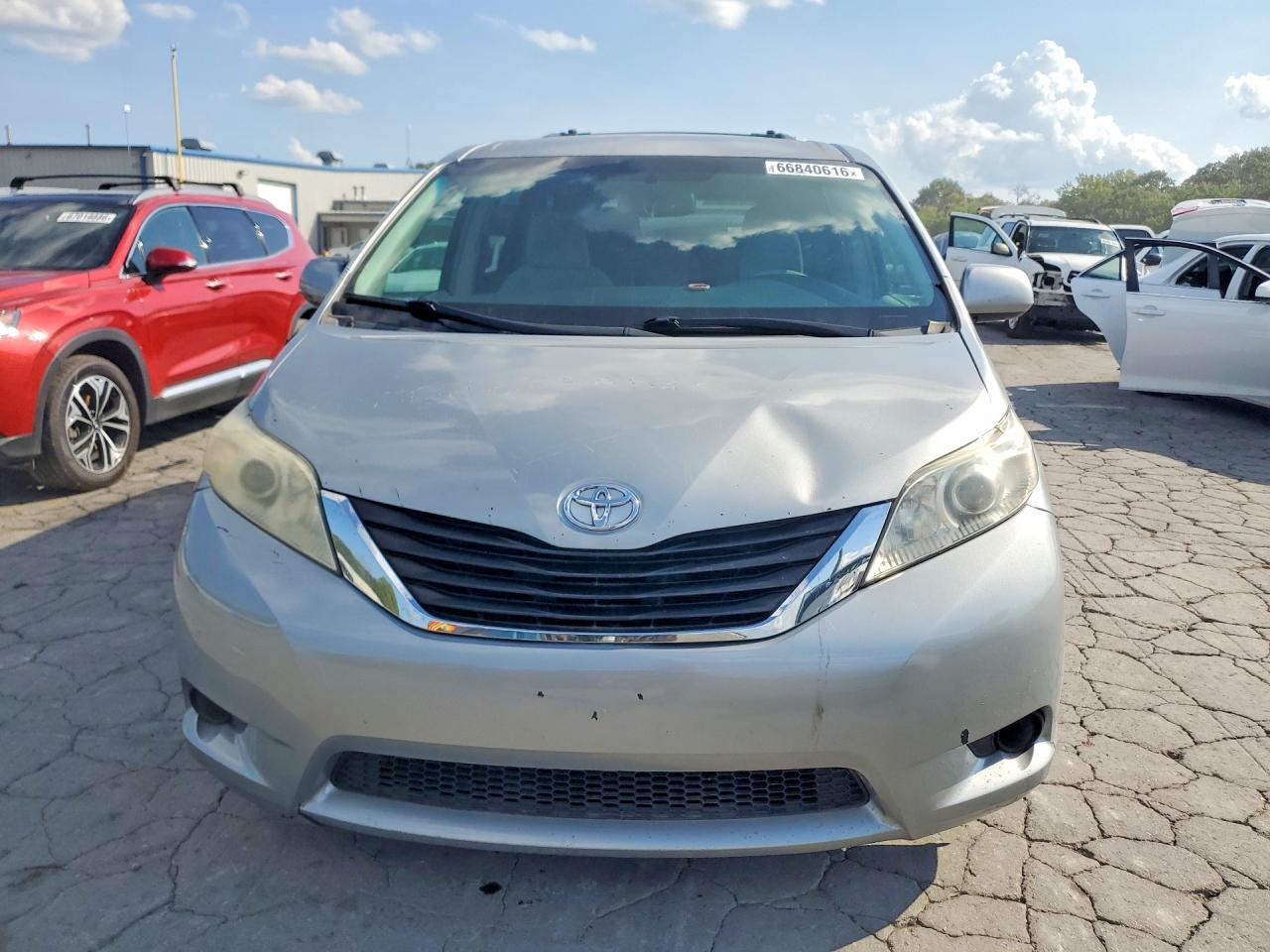 2011 Toyota Sienna Le Серебряный vin: 5TDKK3DC2BS001644