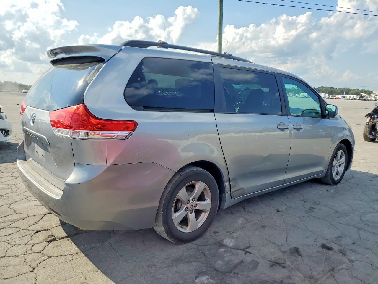 2011 Toyota Sienna Le Серебряный vin: 5TDKK3DC2BS001644