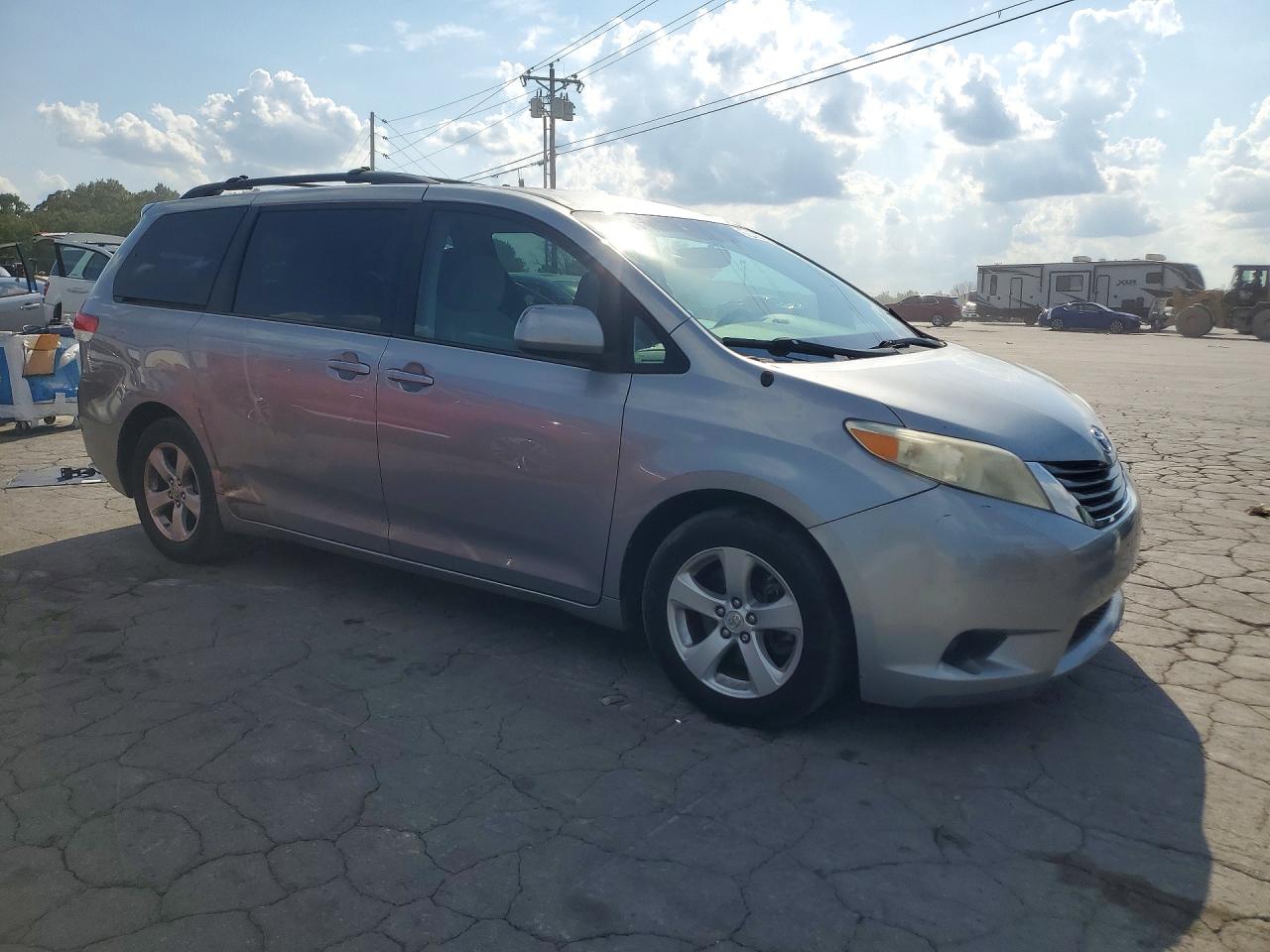 2011 Toyota Sienna Le Серебряный vin: 5TDKK3DC2BS001644