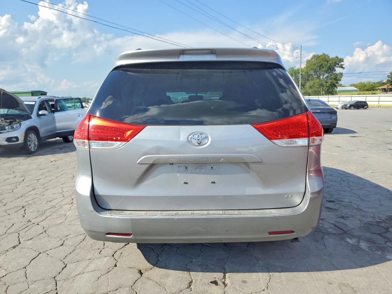 2011 Toyota Sienna Le Серебряный vin: 5TDKK3DC2BS001644