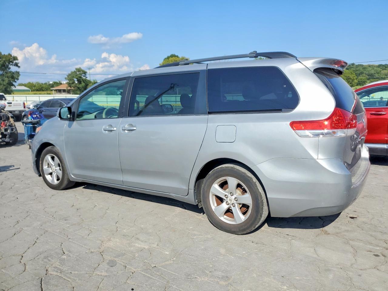 2011 Toyota Sienna Le Серебряный vin: 5TDKK3DC2BS001644