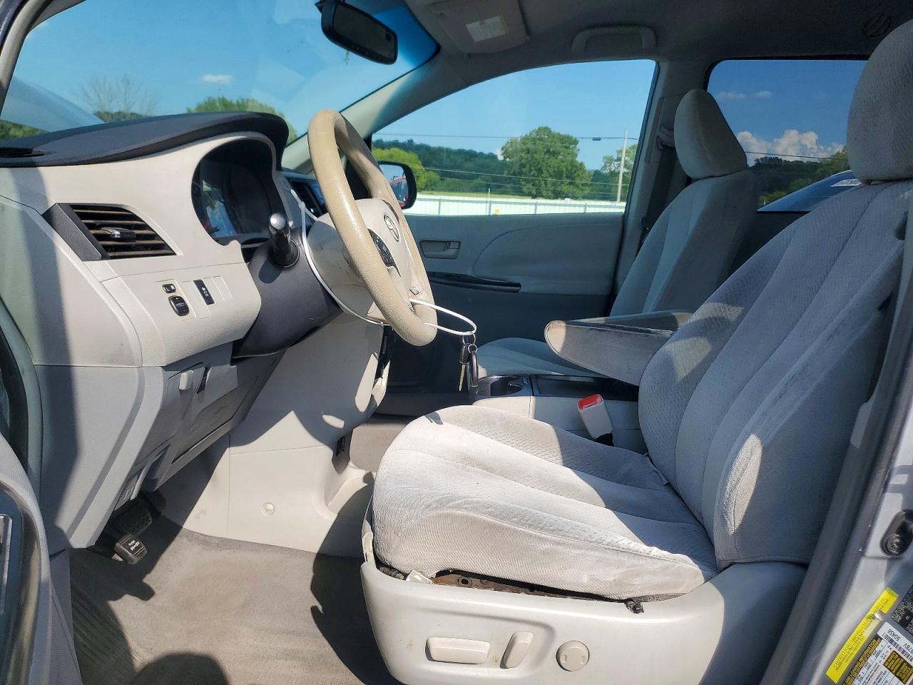 2011 Toyota Sienna Le Серебряный vin: 5TDKK3DC2BS001644