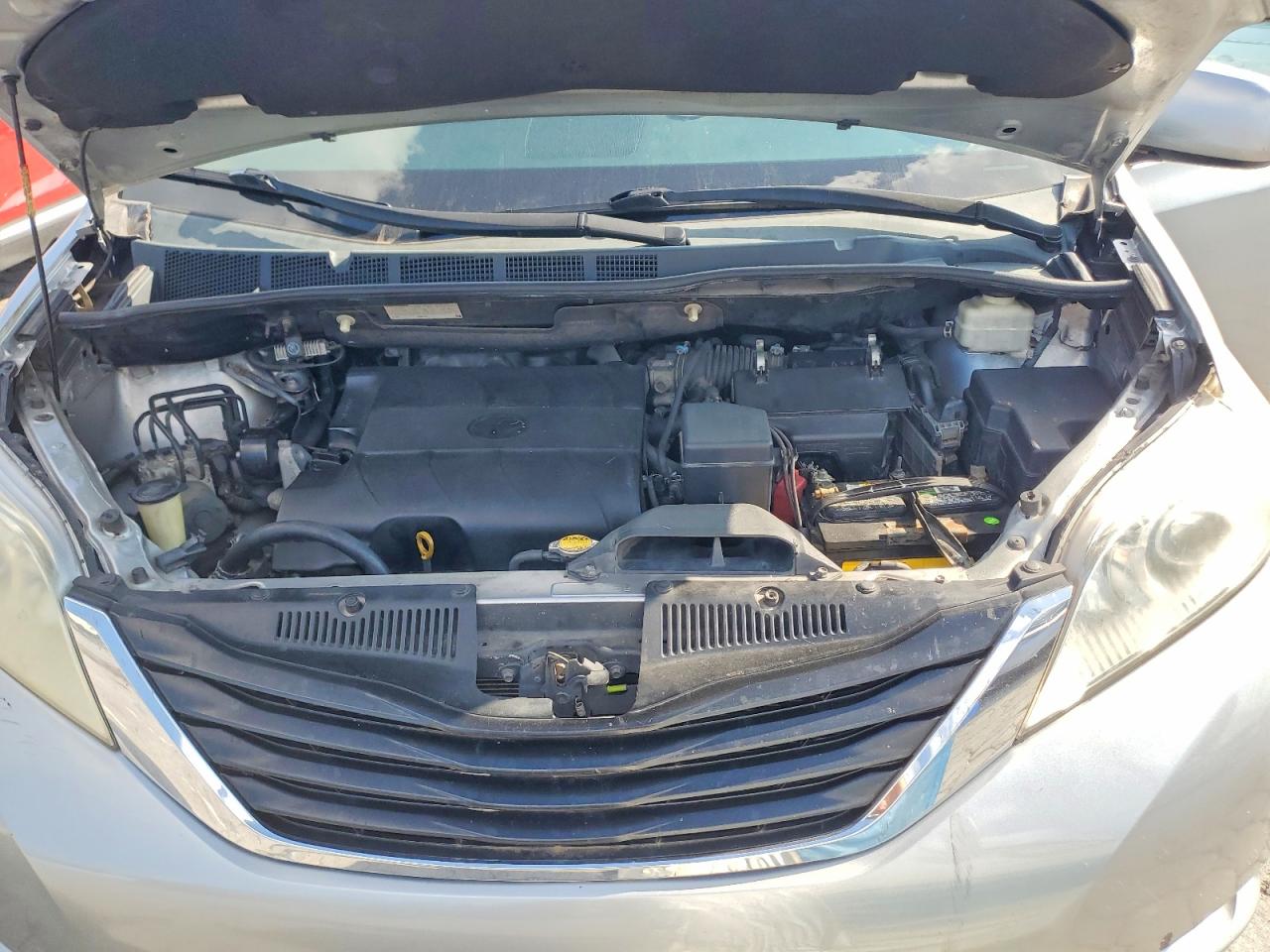 2011 Toyota Sienna Le Серебряный vin: 5TDKK3DC2BS001644