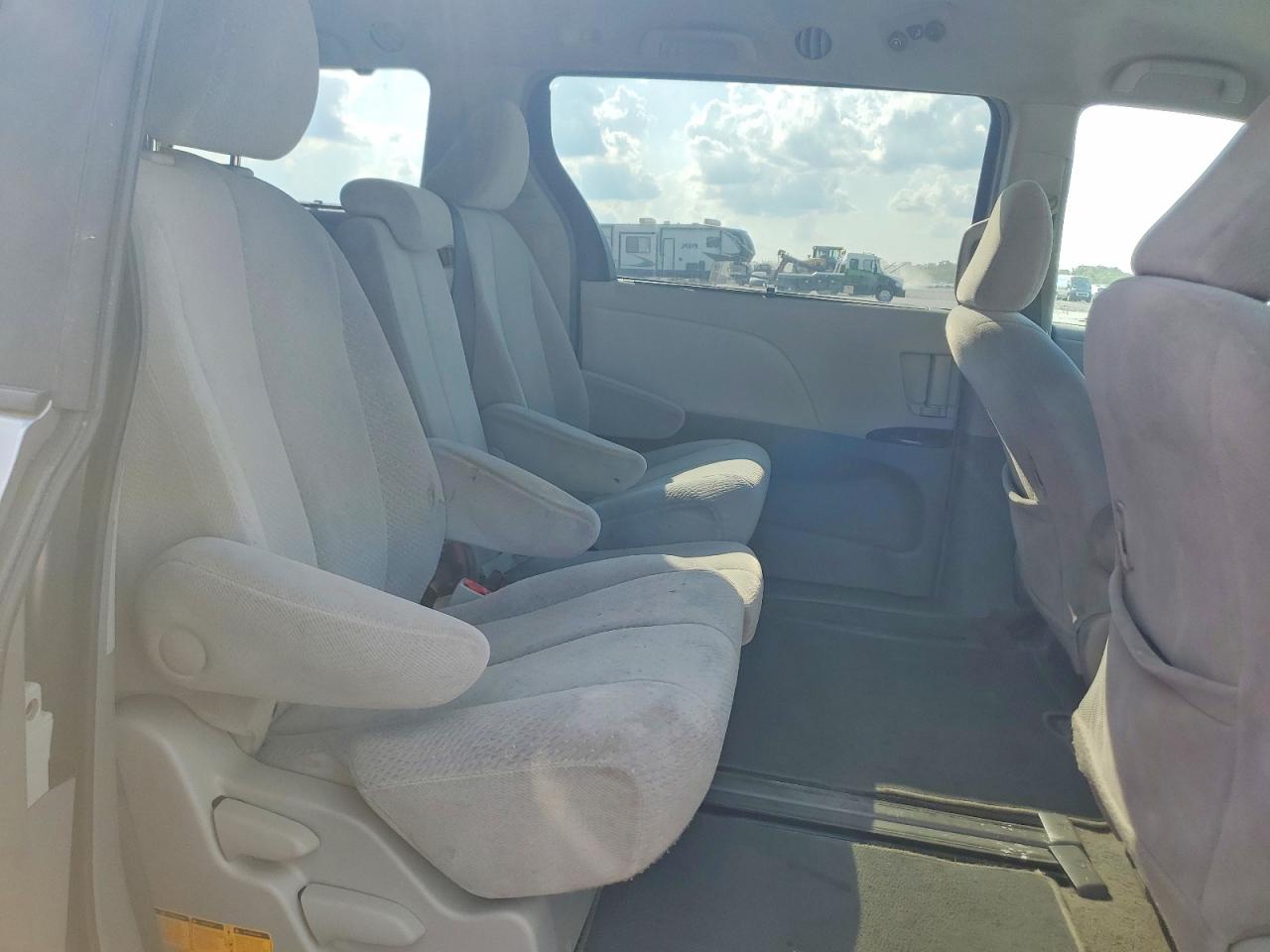 2011 Toyota Sienna Le Серебряный vin: 5TDKK3DC2BS001644