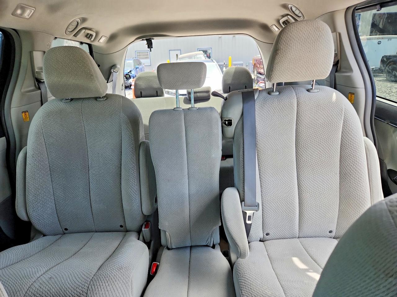2011 Toyota Sienna Le Gray vin: 5TDKK3DC2BS013888