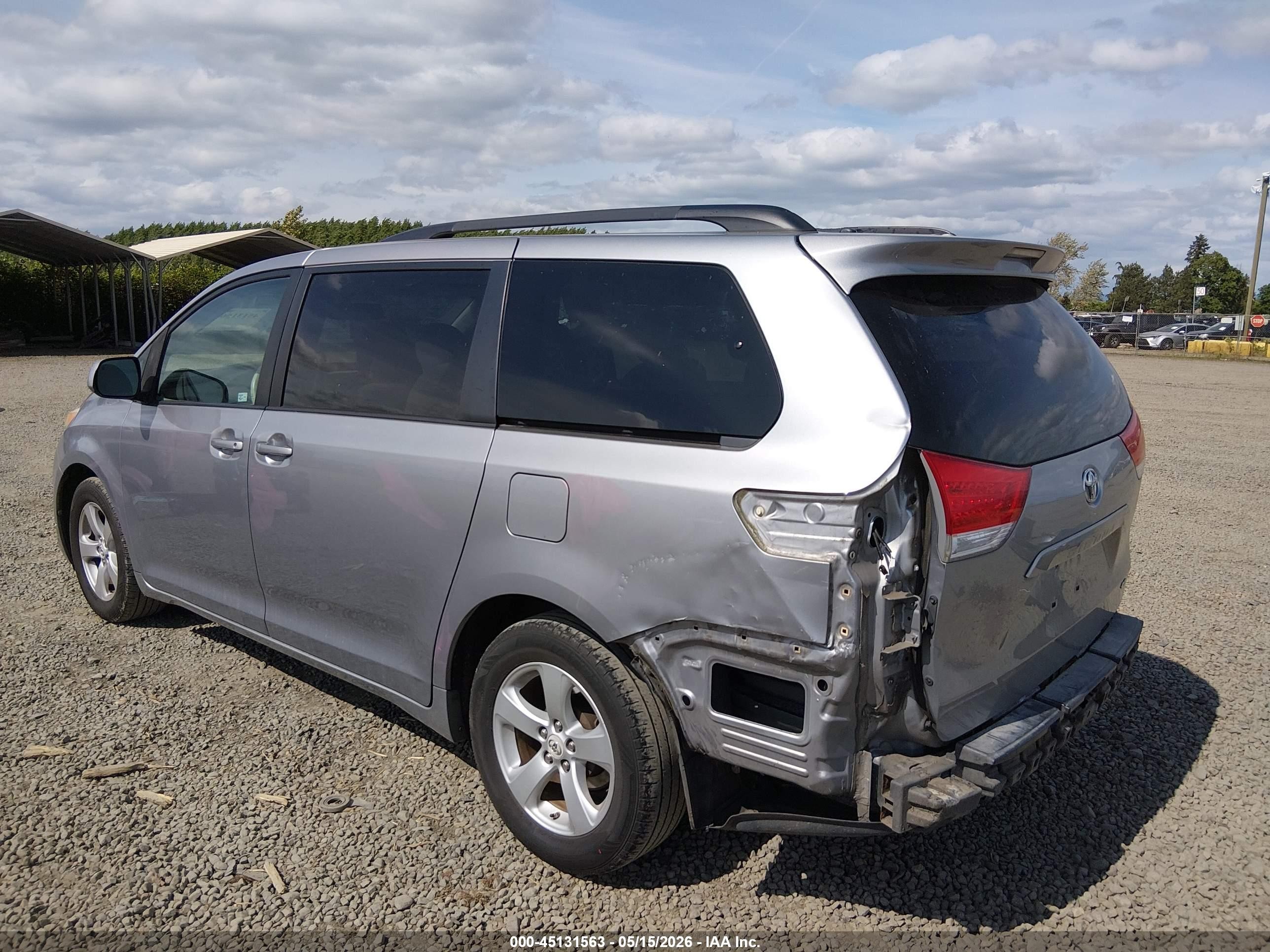 2011 Toyota Sienna Le V6 Silver vin: 5TDKK3DC2BS029606