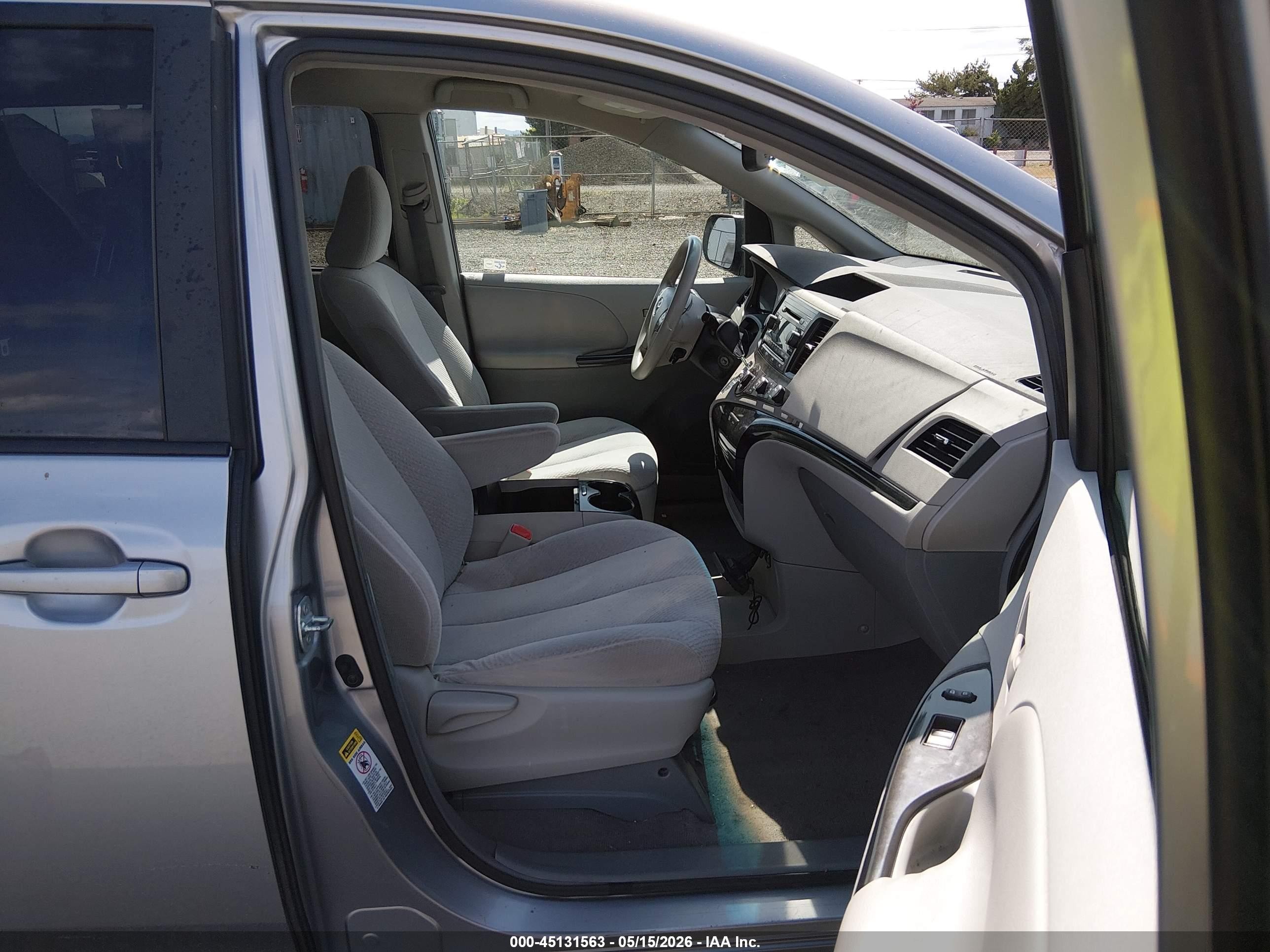 2011 Toyota Sienna Le V6 Silver vin: 5TDKK3DC2BS029606