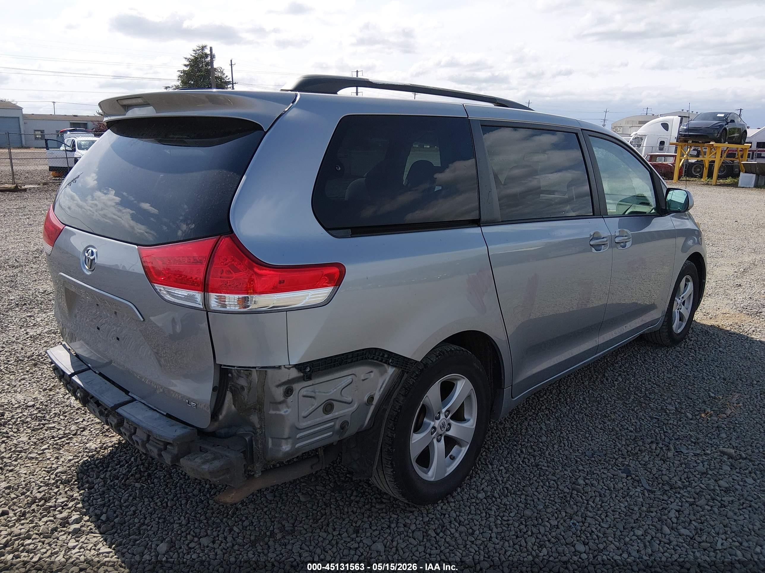 2011 Toyota Sienna Le V6 Silver vin: 5TDKK3DC2BS029606