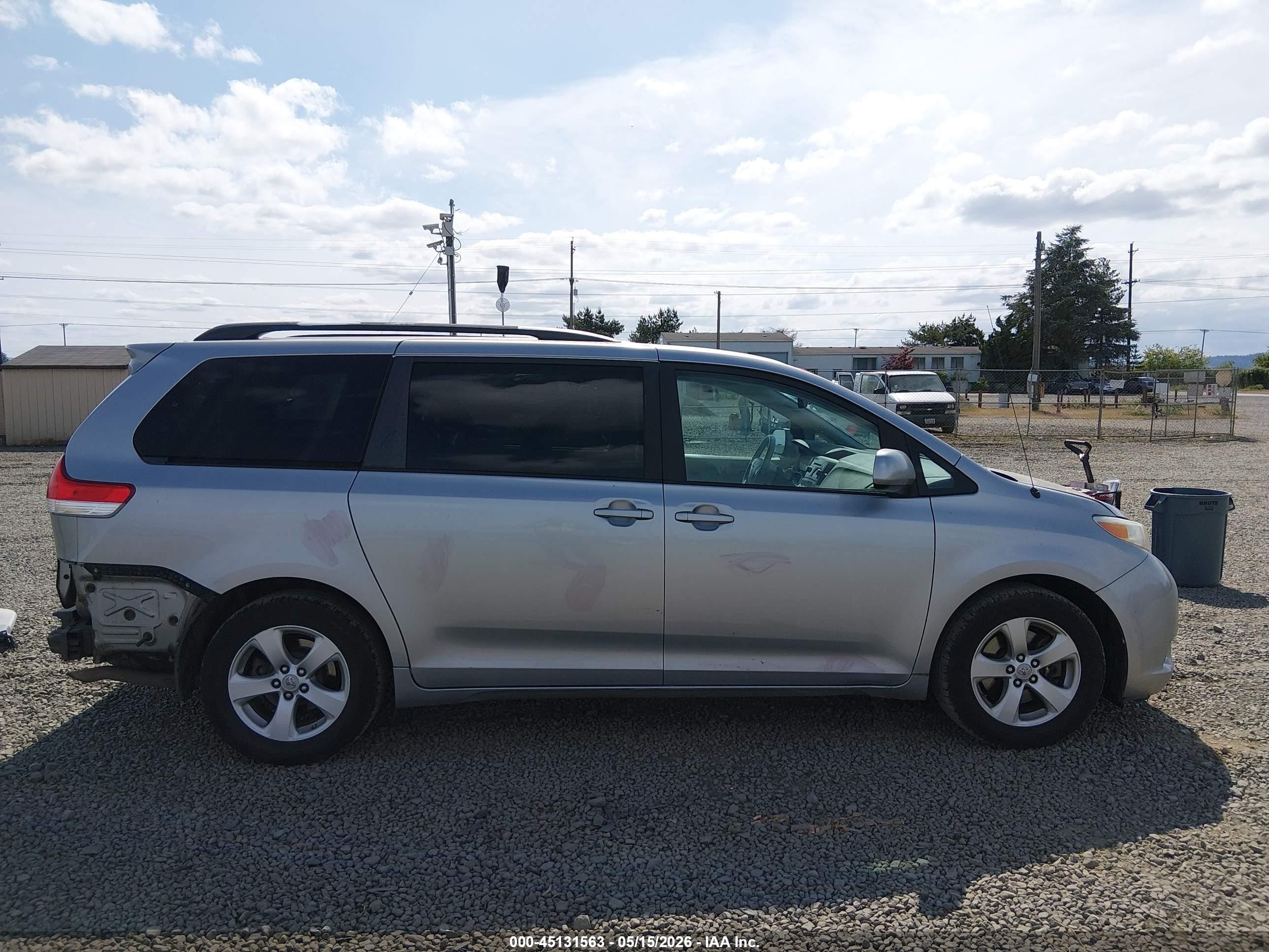 2011 Toyota Sienna Le V6 Silver vin: 5TDKK3DC2BS029606