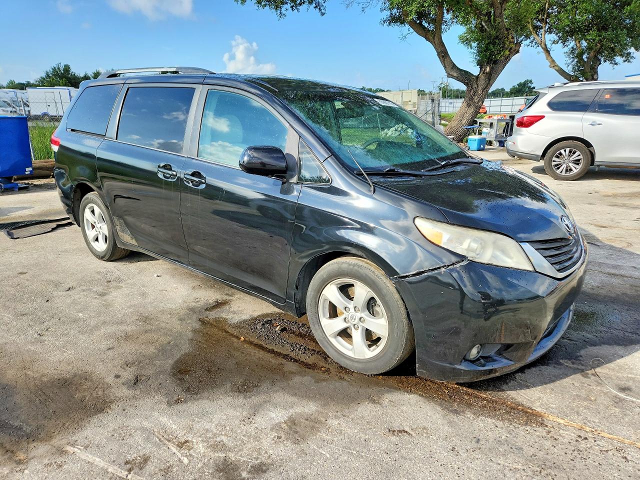 2011 Toyt Sienna Black vin: 5TDKK3DC2BS036359