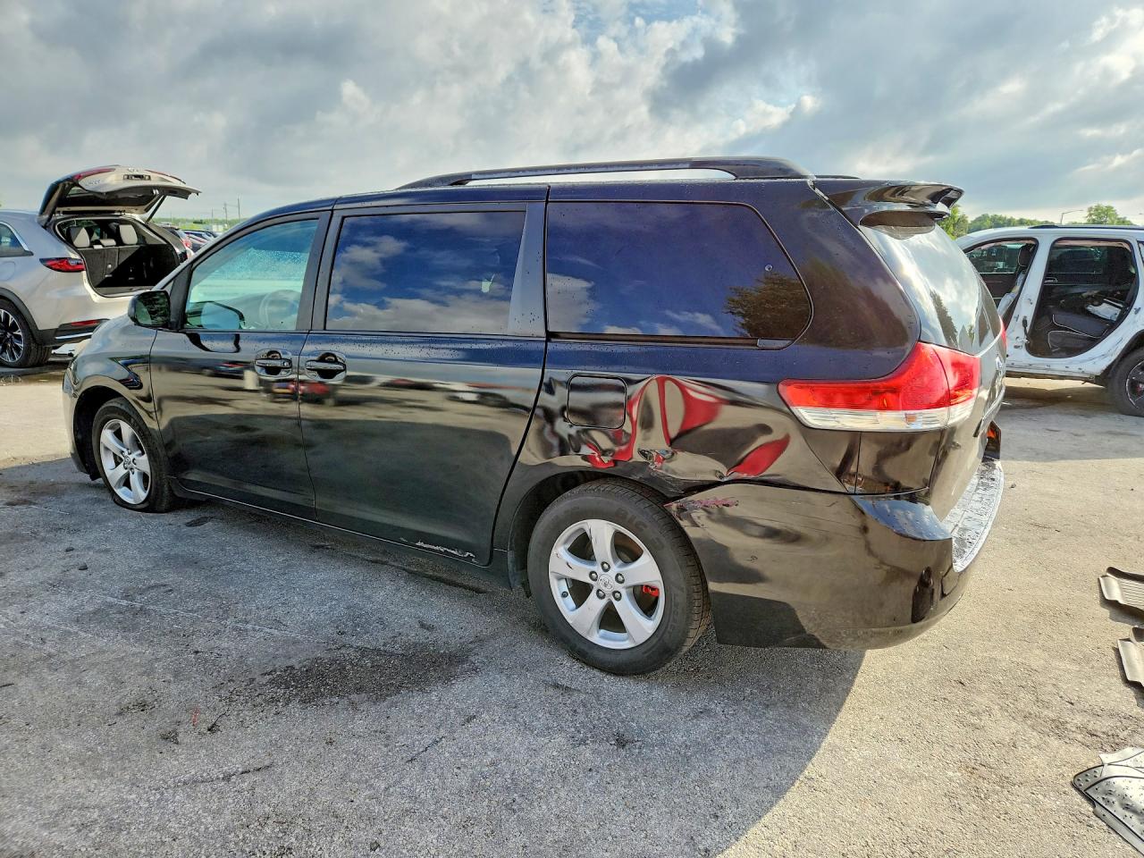 2011 Toyt Sienna Black vin: 5TDKK3DC2BS036359