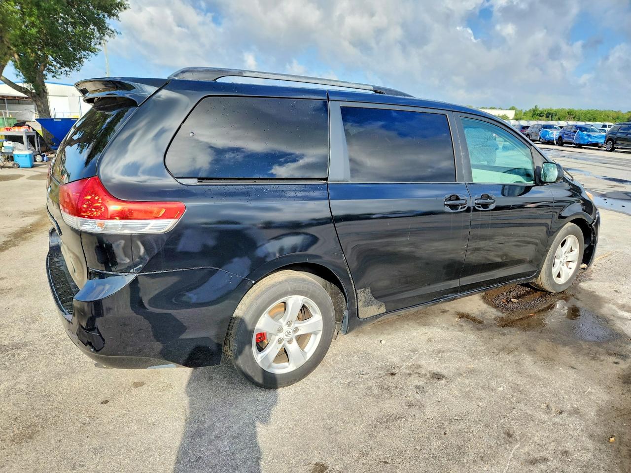 2011 Toyt Sienna Black vin: 5TDKK3DC2BS036359