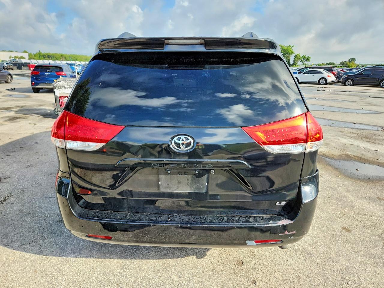 2011 Toyt Sienna Black vin: 5TDKK3DC2BS036359