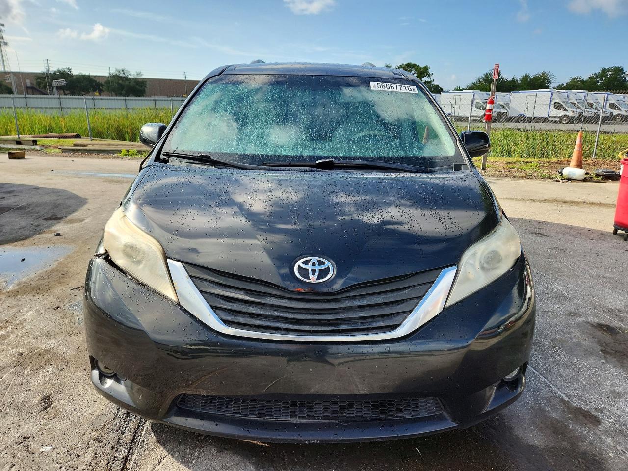 2011 Toyt Sienna Black vin: 5TDKK3DC2BS036359