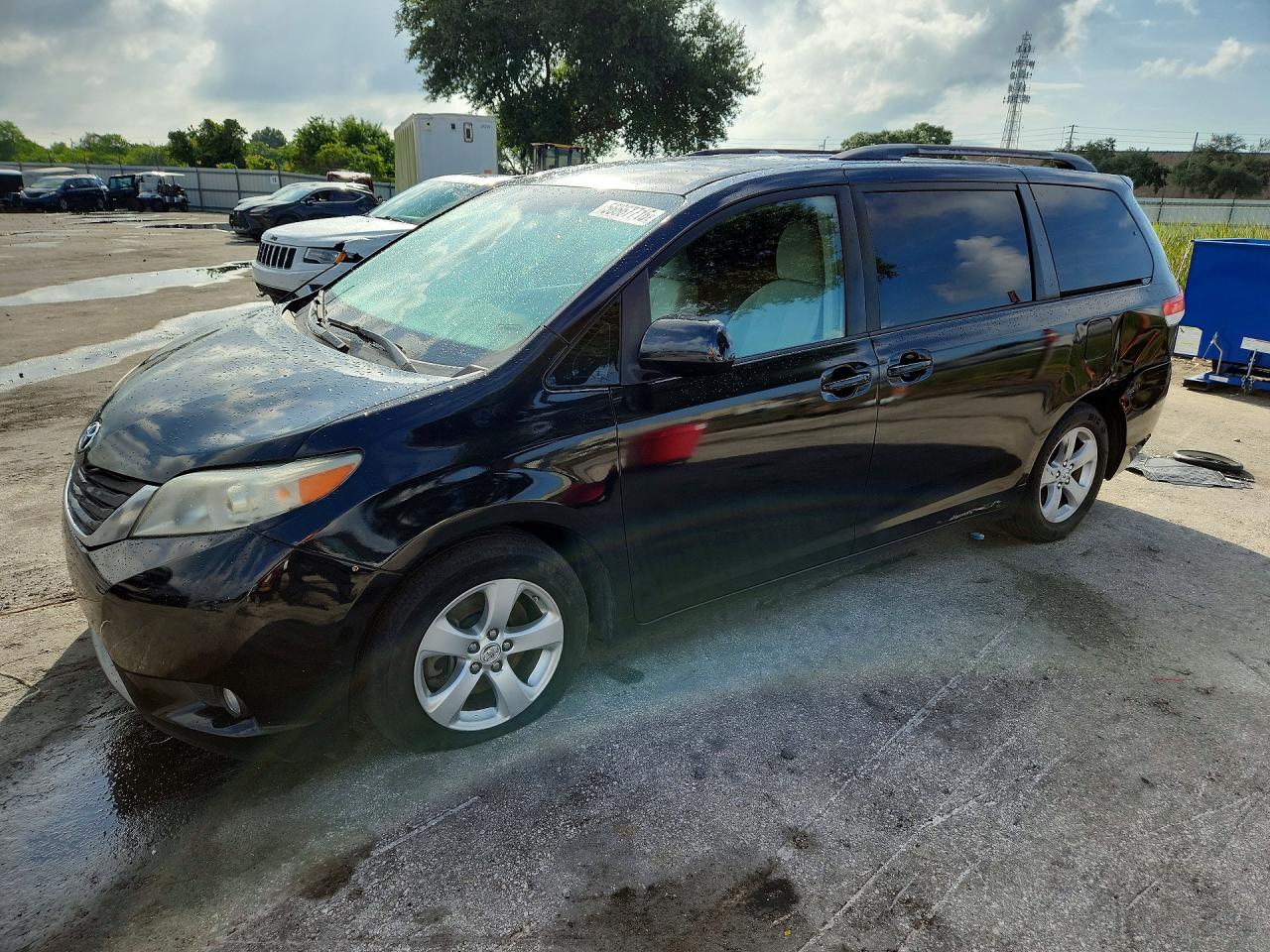 2011 Toyt Sienna Black vin: 5TDKK3DC2BS036359
