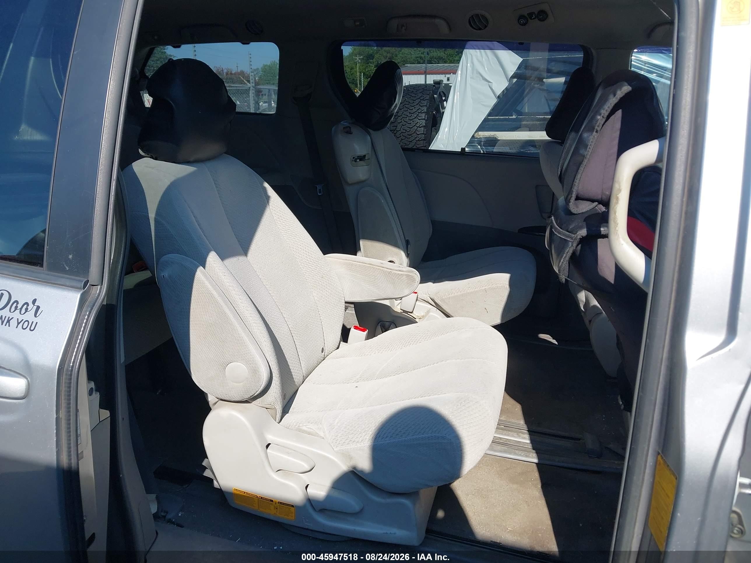 2011 Toyota Sienna Le V6 Silver vin: 5TDKK3DC2BS036779