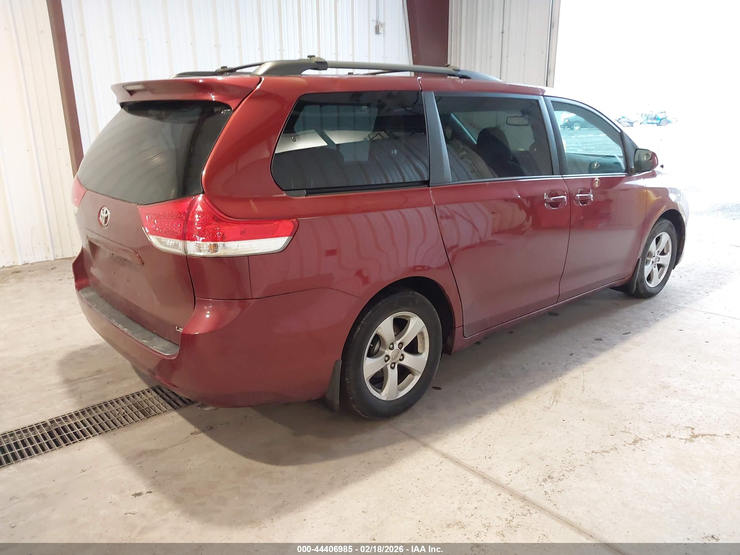 2011 Toyota Sienna Le V6 Maroon vin: 5TDKK3DC2BS047197
