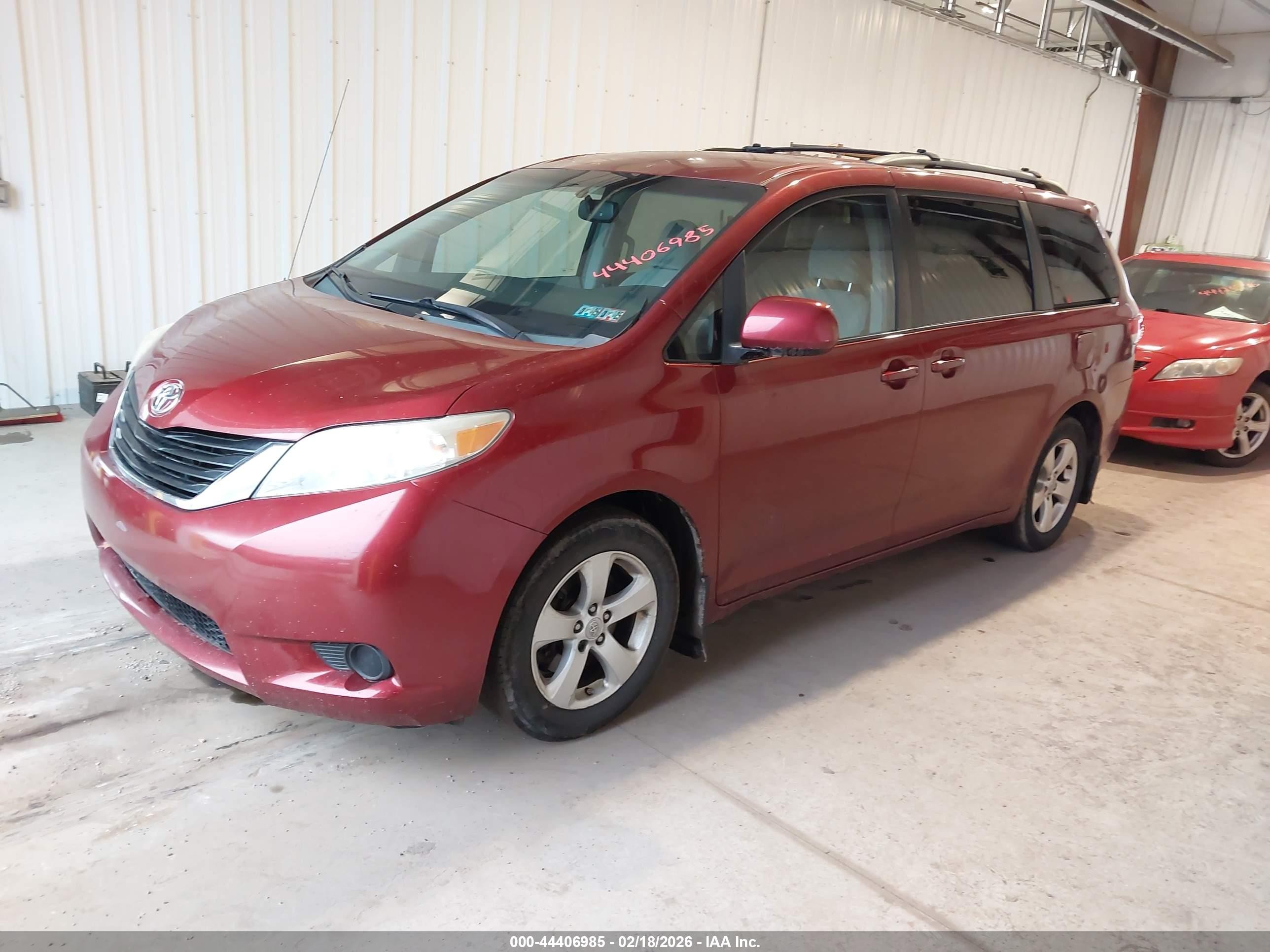 2011 Toyota Sienna Le V6 Maroon vin: 5TDKK3DC2BS047197