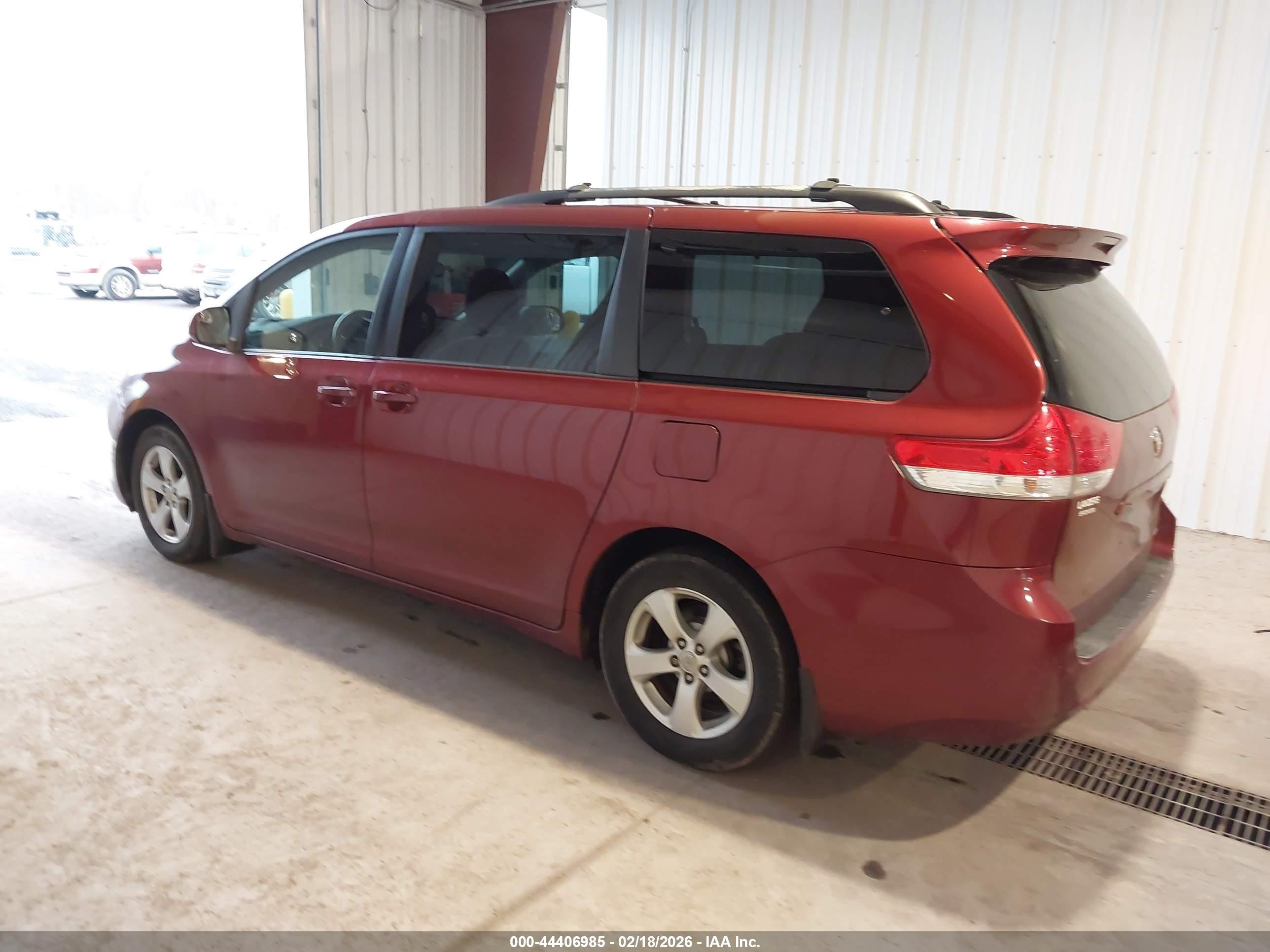 2011 Toyota Sienna Le V6 Maroon vin: 5TDKK3DC2BS047197