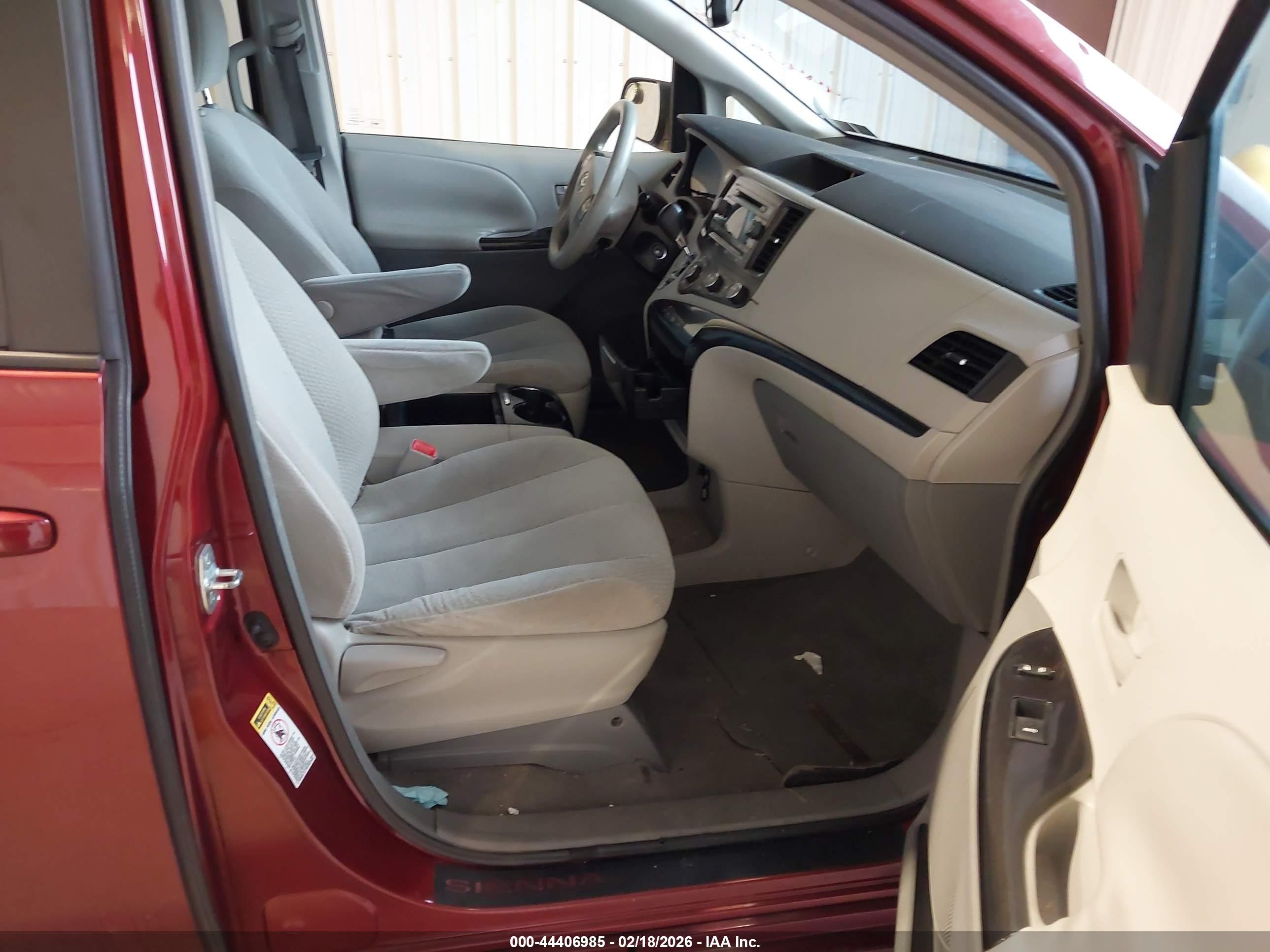 2011 Toyota Sienna Le V6 Maroon vin: 5TDKK3DC2BS047197