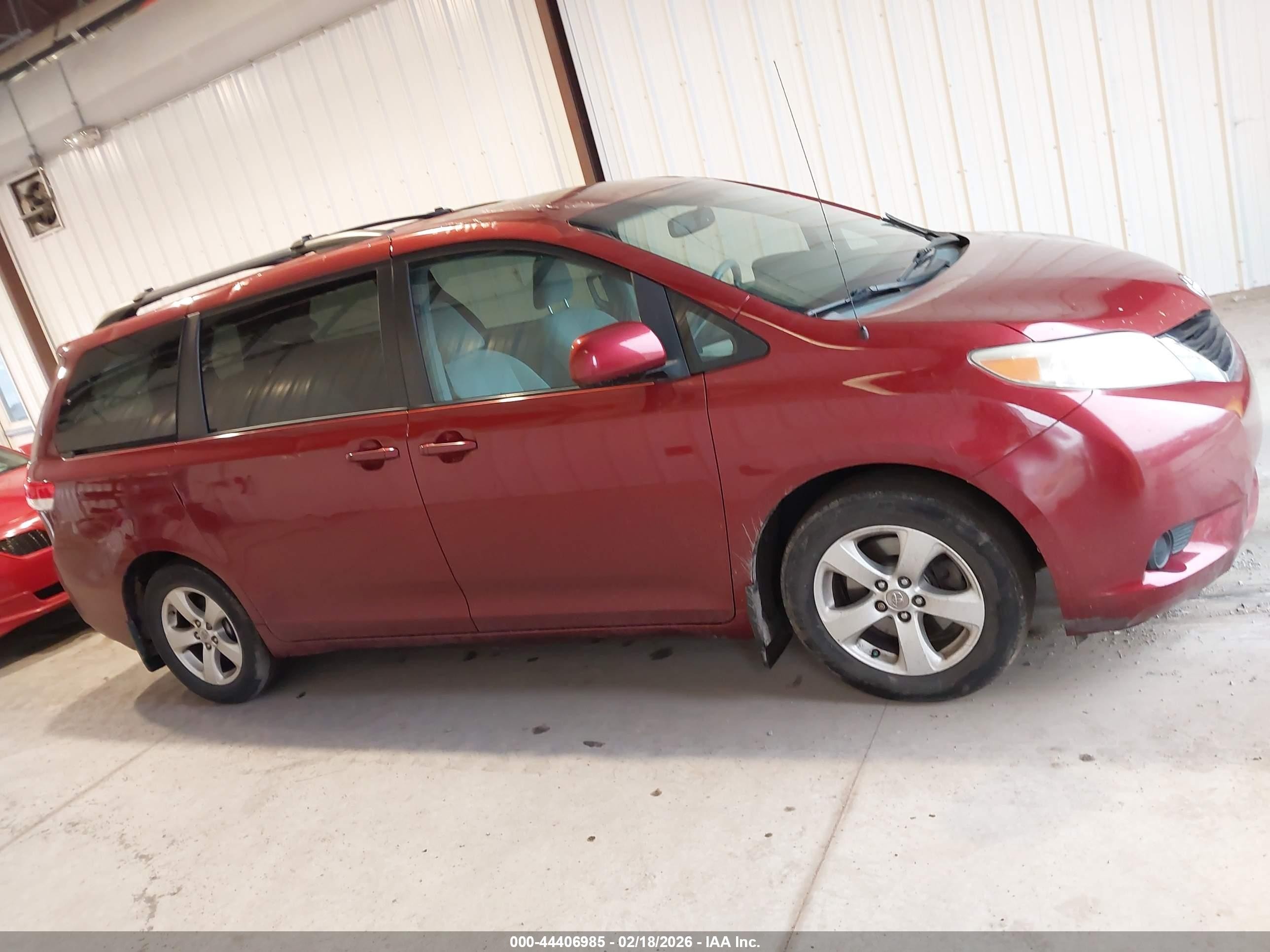 2011 Toyota Sienna Le V6 Maroon vin: 5TDKK3DC2BS047197
