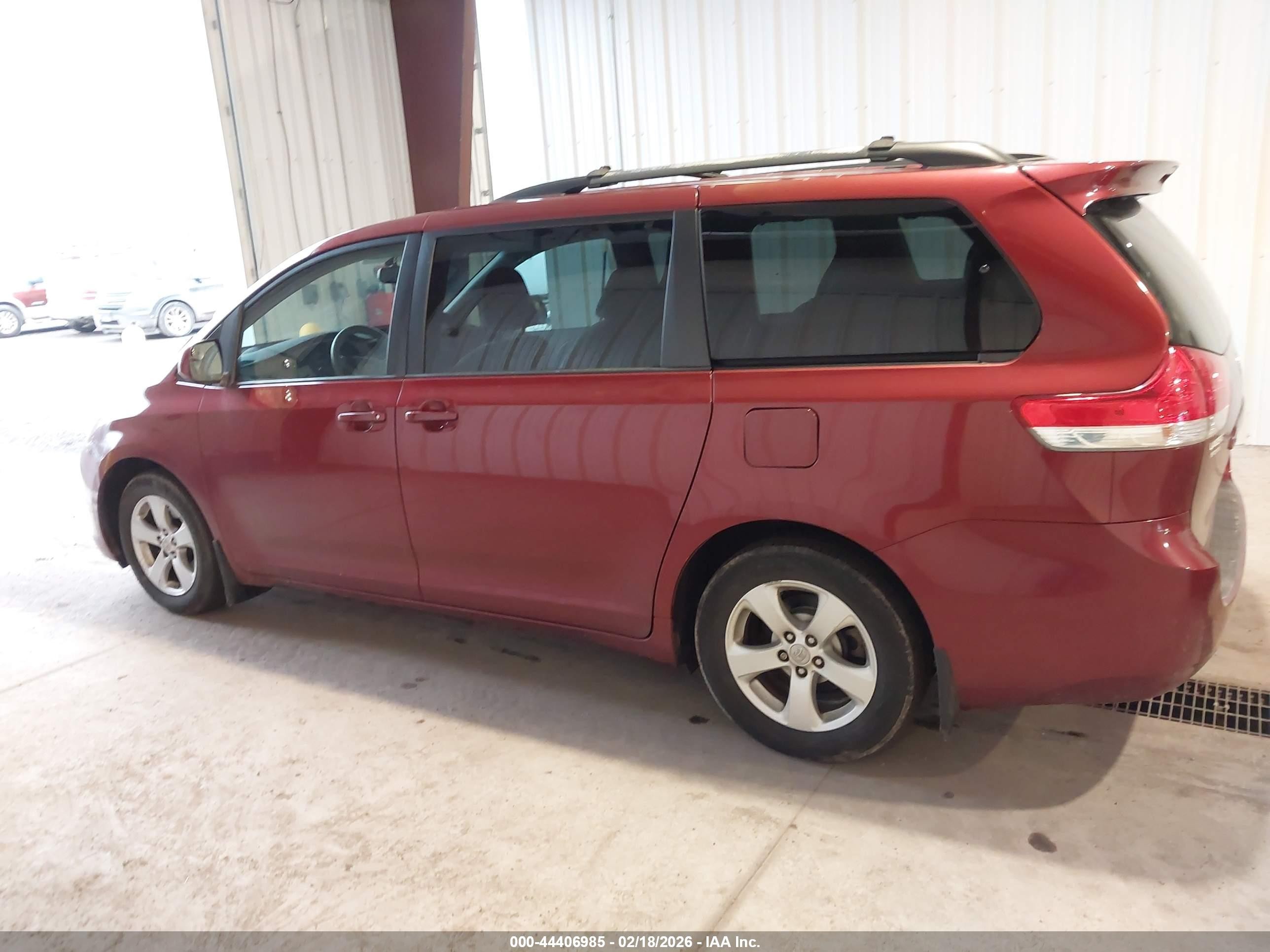 2011 Toyota Sienna Le V6 Maroon vin: 5TDKK3DC2BS047197