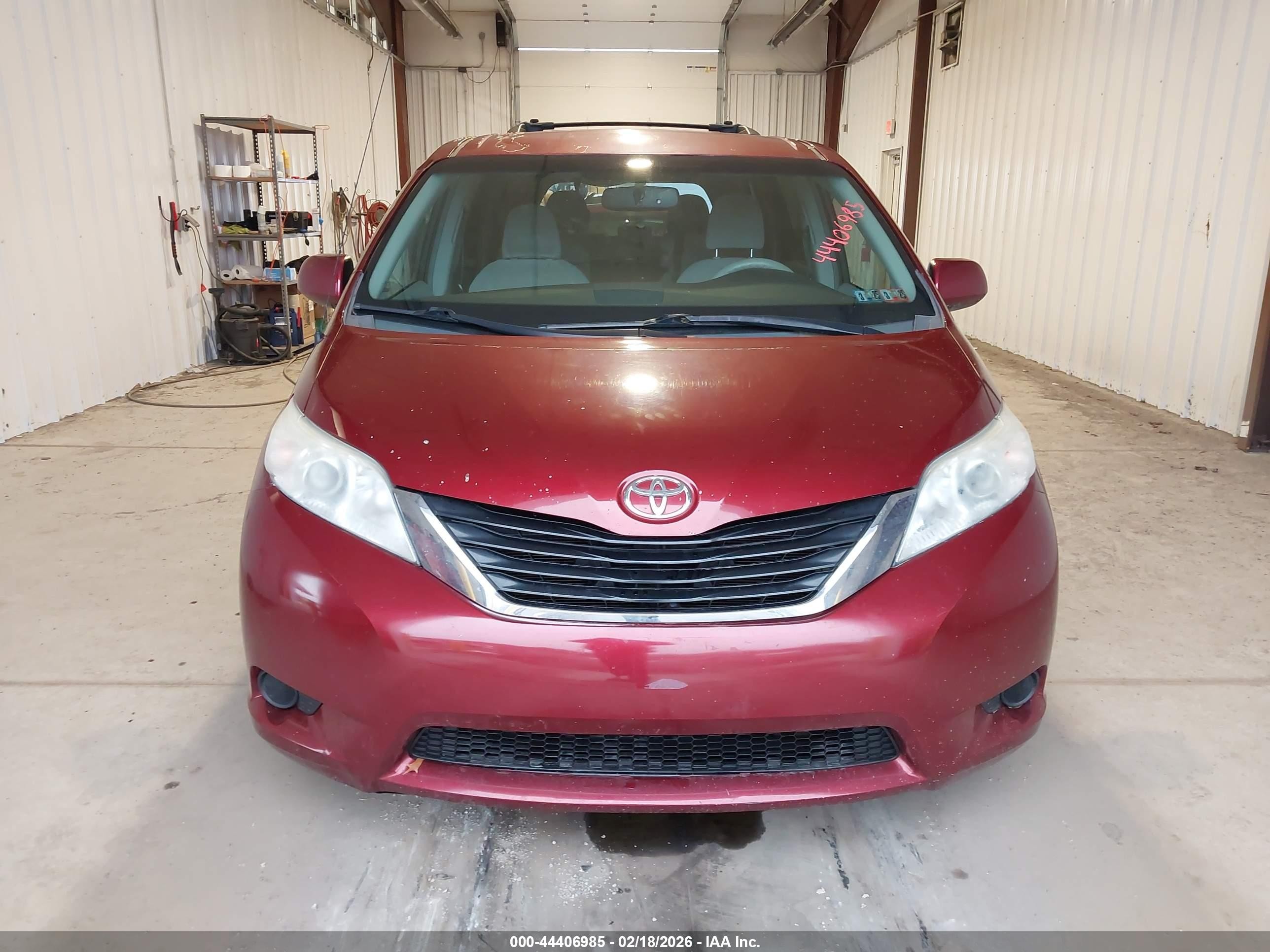 2011 Toyota Sienna Le V6 Maroon vin: 5TDKK3DC2BS047197