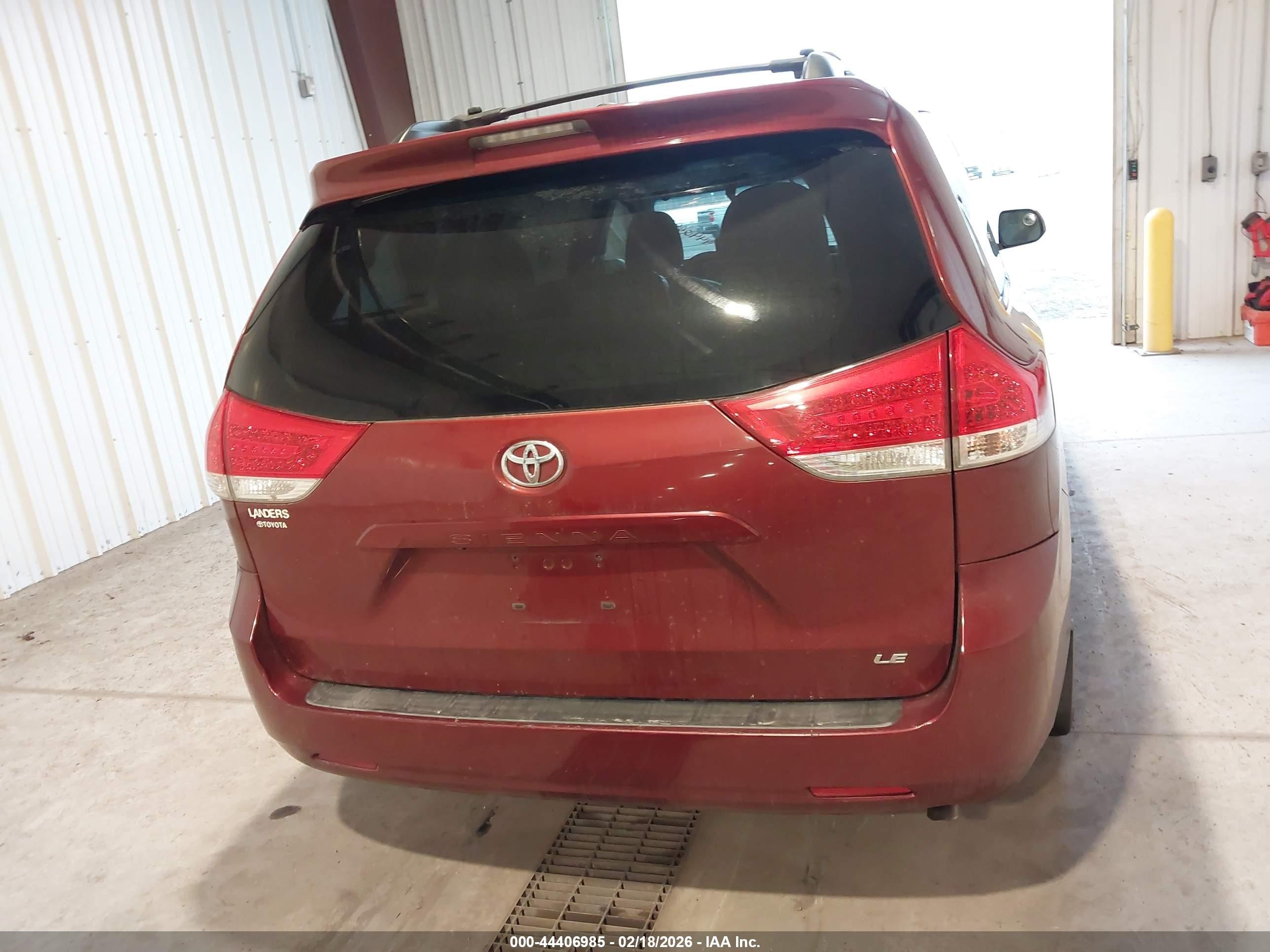 2011 Toyota Sienna Le V6 Maroon vin: 5TDKK3DC2BS047197