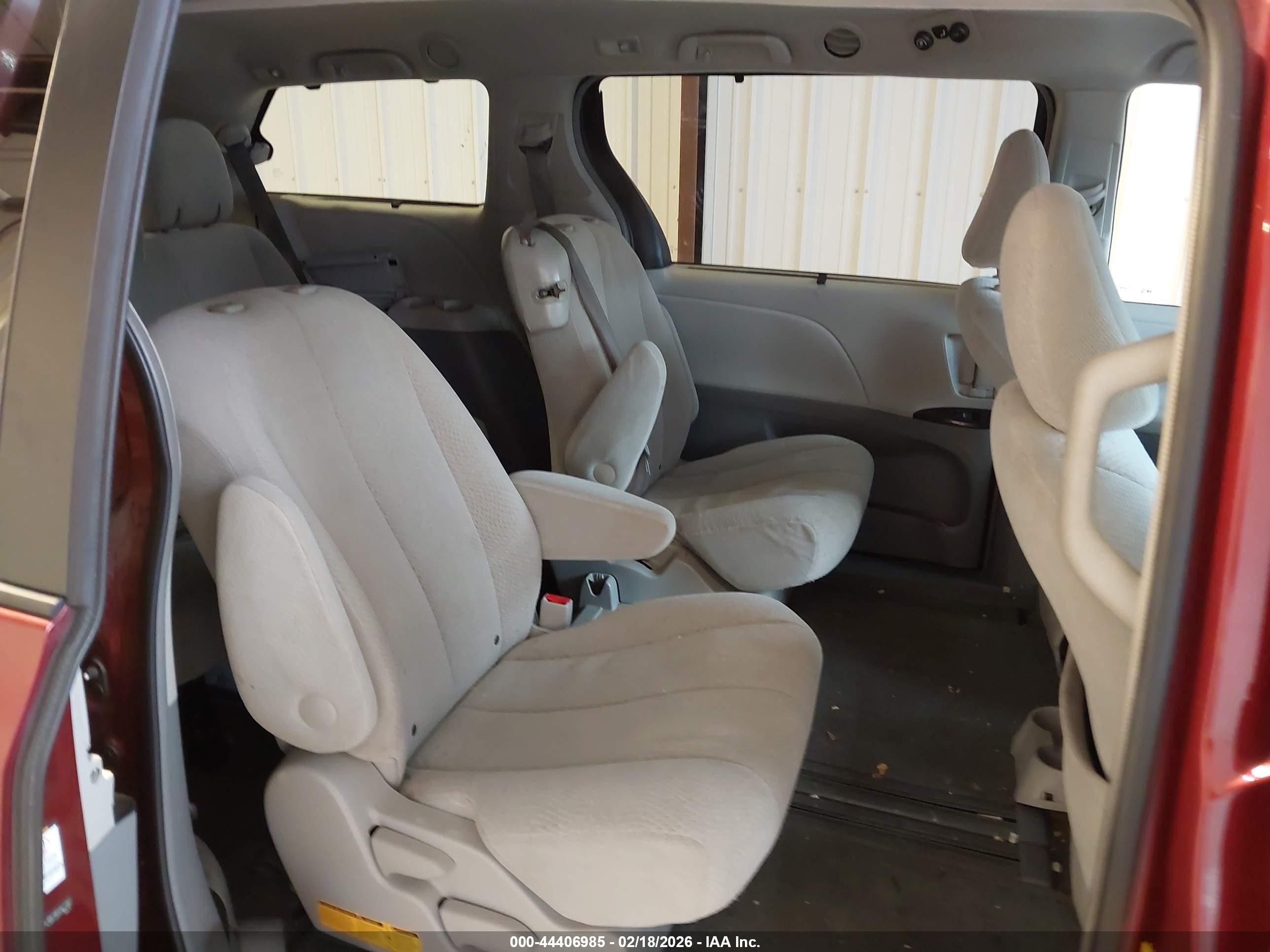 2011 Toyota Sienna Le V6 Maroon vin: 5TDKK3DC2BS047197