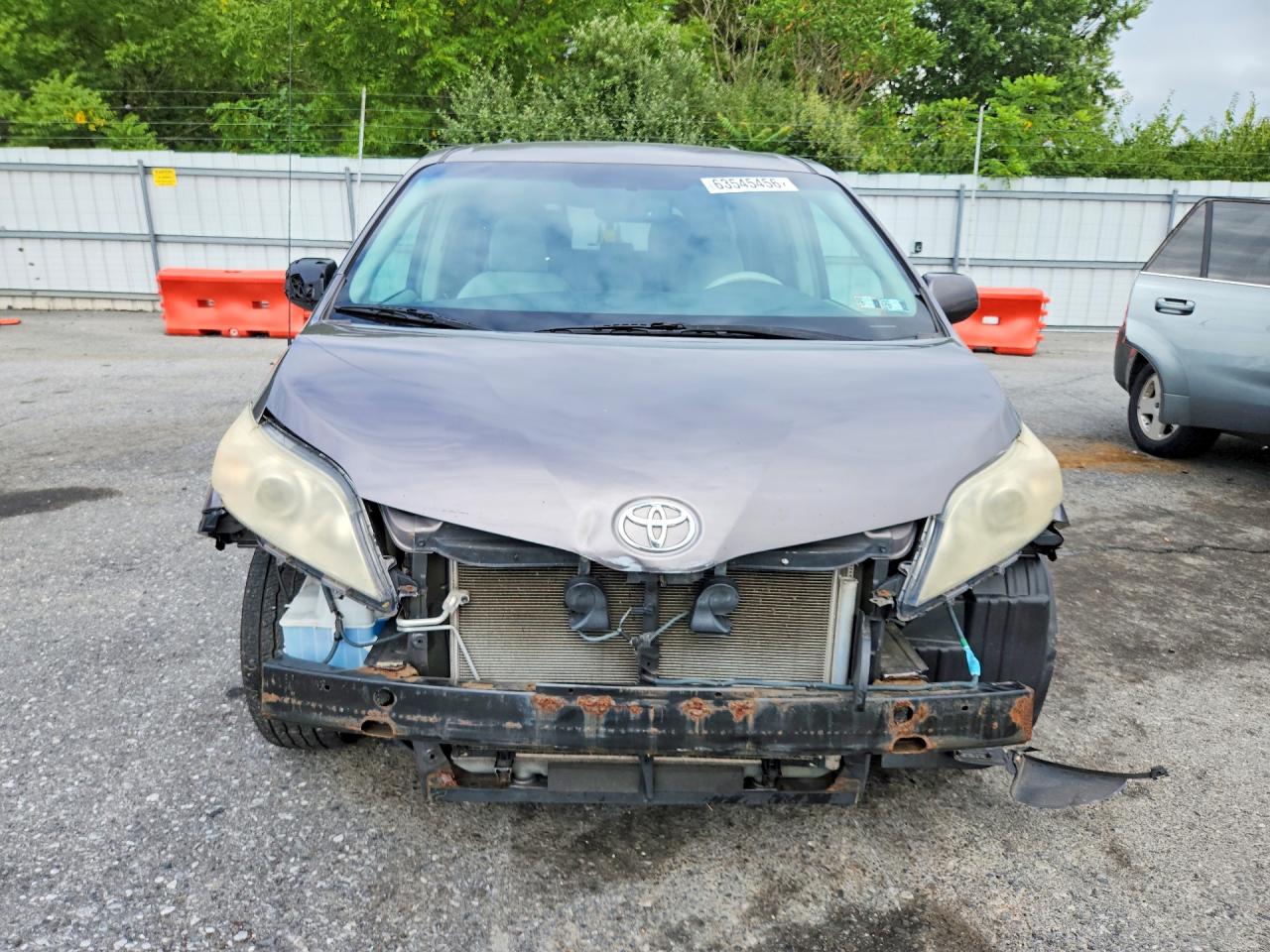 2011 Toyota Sienna Le Gray vin: 5TDKK3DC2BS049676